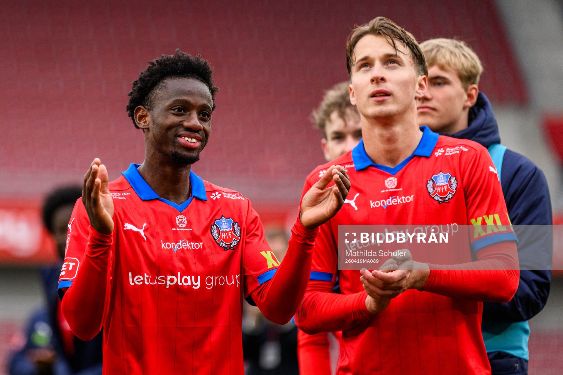 Helsingborgs Clancy Valere Biten och Lukas Kjellnäs jublar
