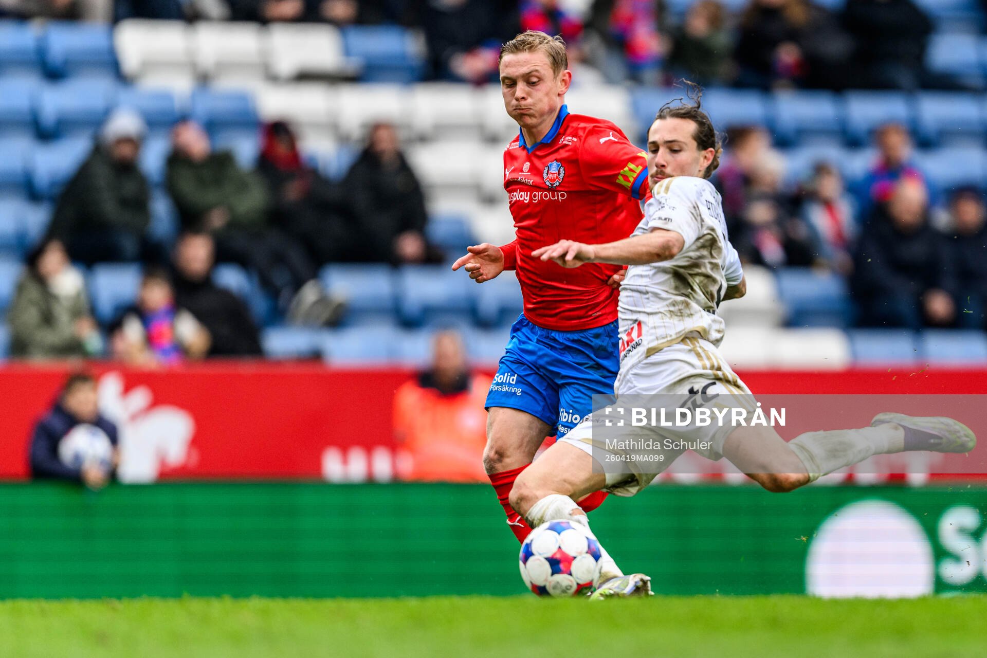 Helsingborgs Jonathan Hasselqvist och Östersunds Hugo Azzi