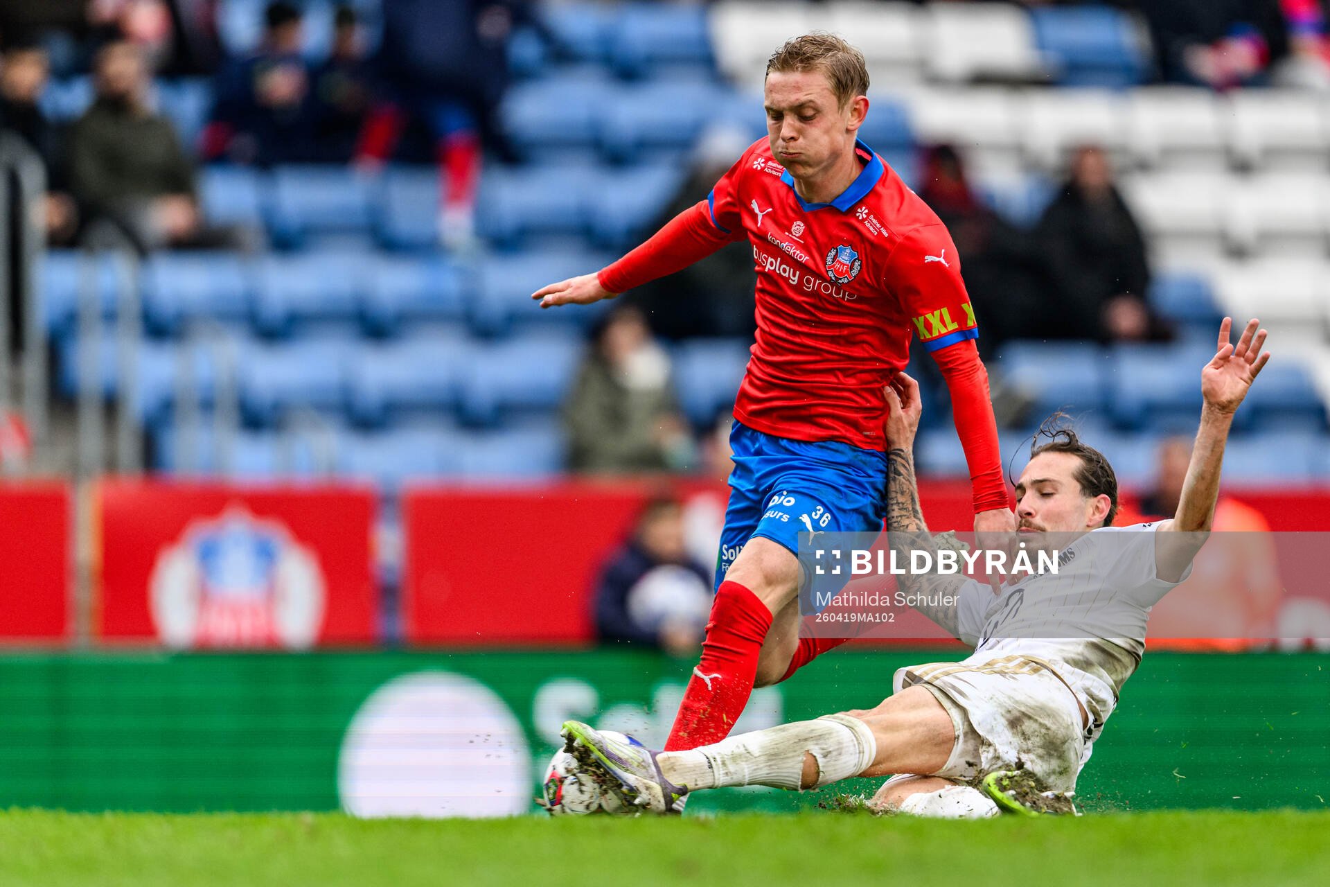 Helsingborgs Jonathan Hasselqvist och Östersunds Hugo Azzi