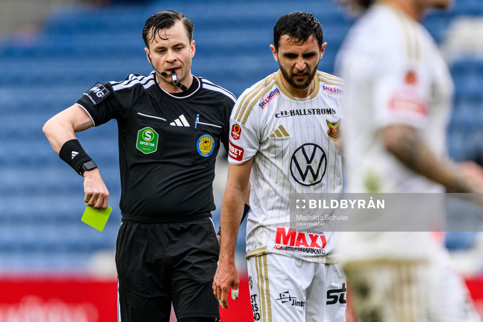Domare Niclas Karlsson och Östersunds Amar Begic