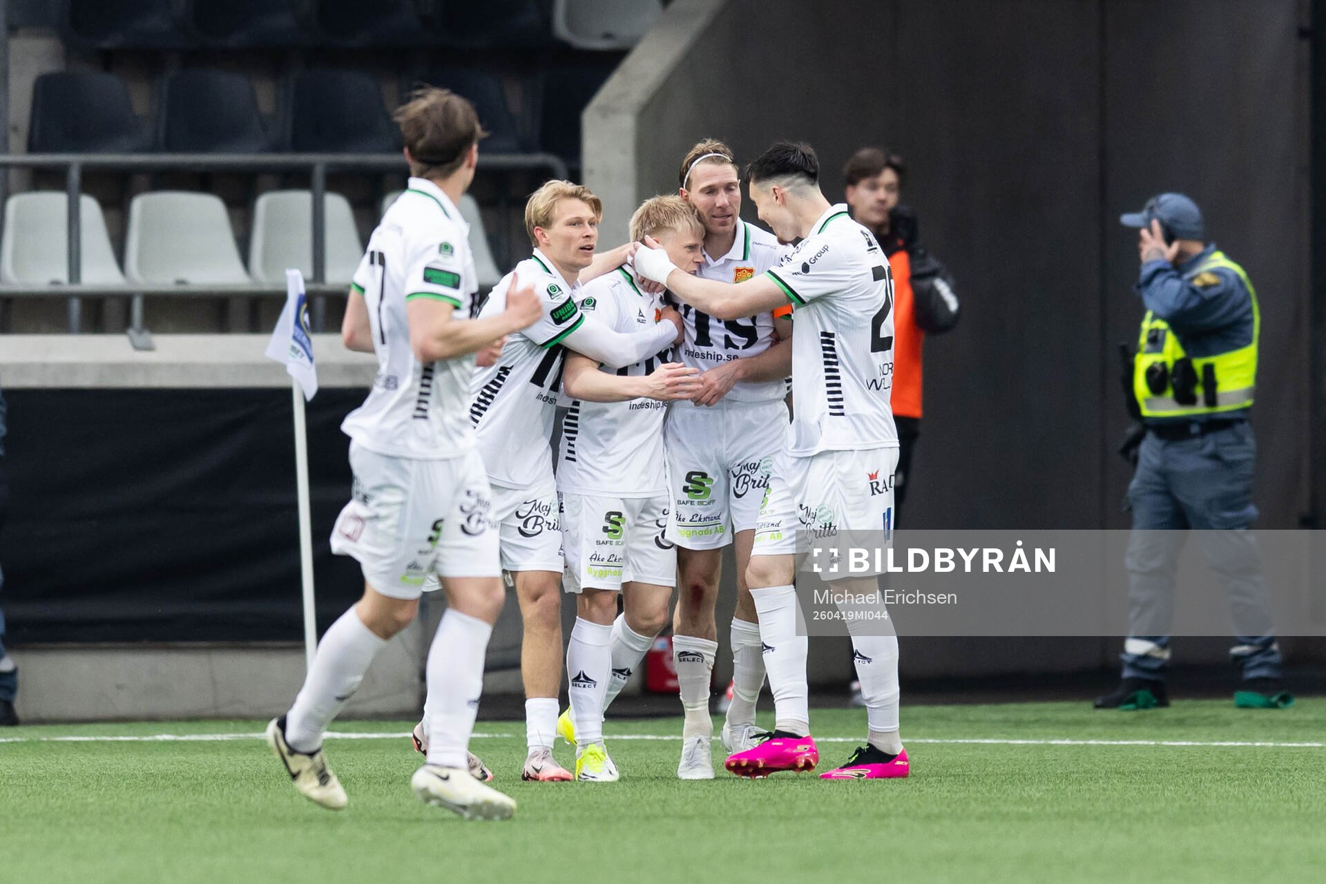 GAIS Robert Frosti Thorkelsson jublar med lagkamrater
