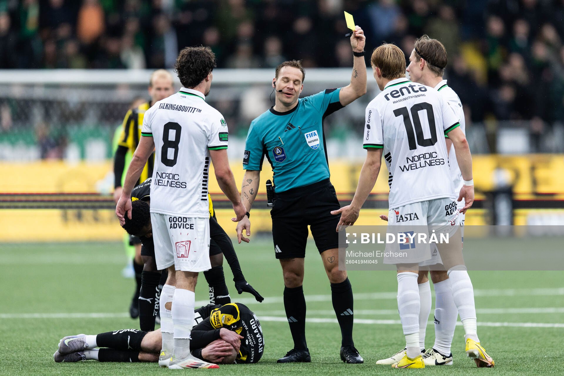 GAIS Robin Frej tilldelas gult kort av domare Kristoffer