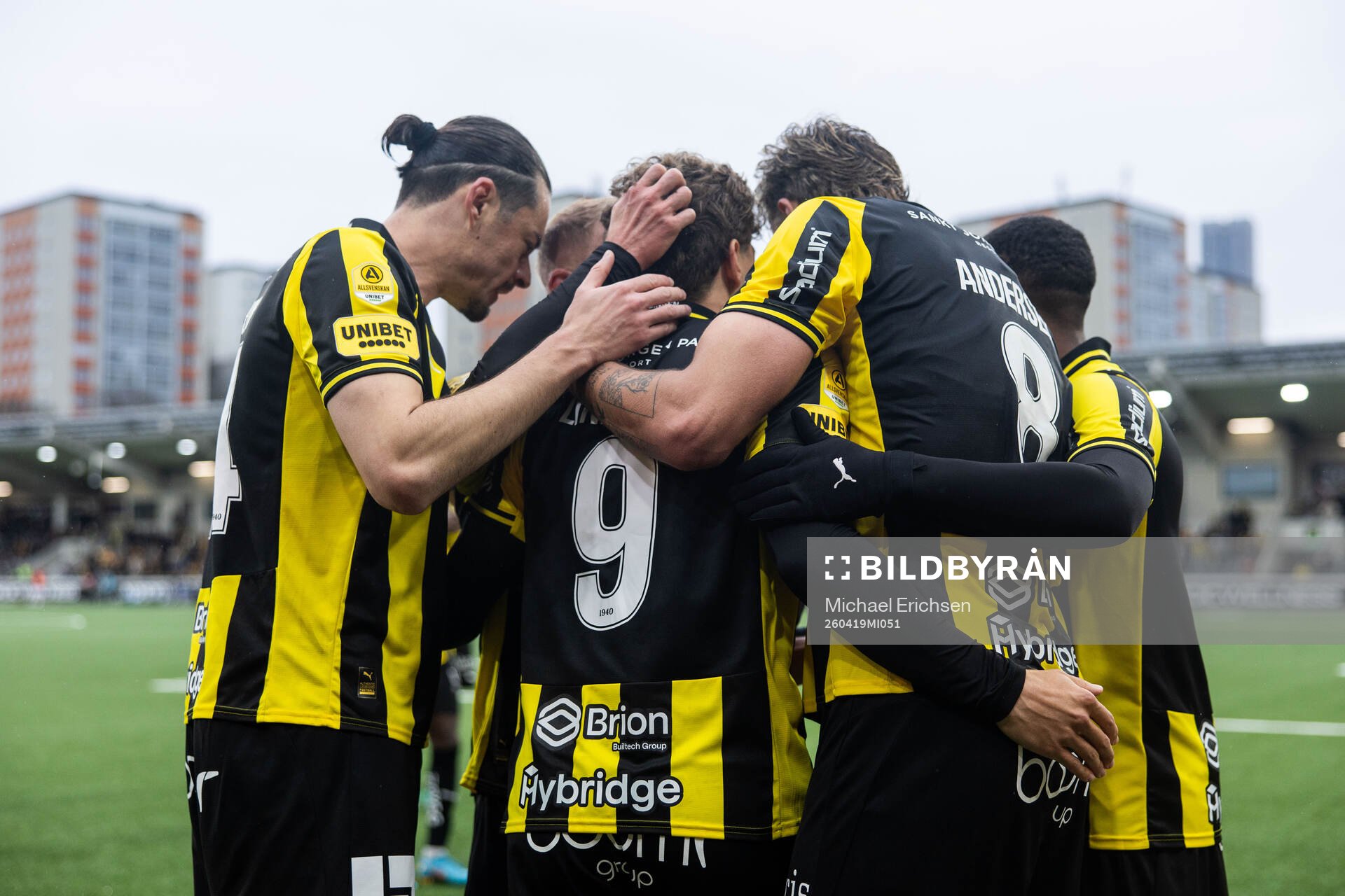 Häckens Gustav Lindgren jublar med lagkamrater