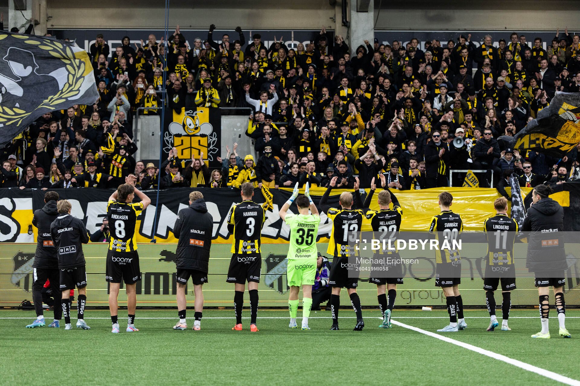Häckens spelare jublar med supportrar