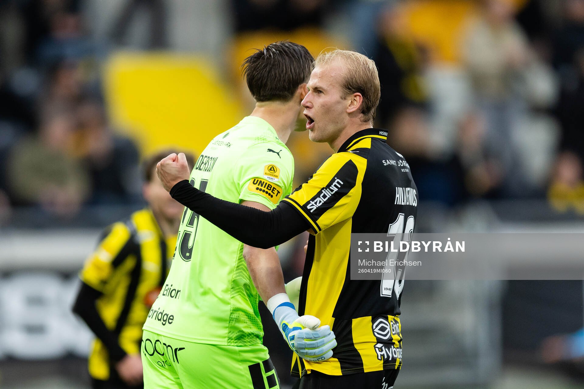 Häckens målvakt David Andersson och Harry Hilvenius jublar