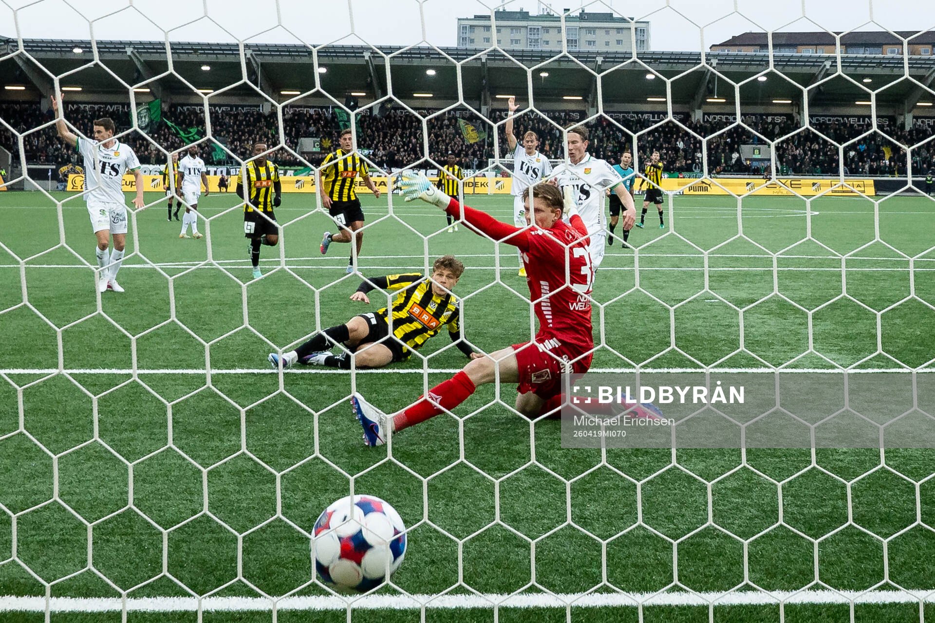 Häckens Gustav Lindgren skjuter 2-1 i mål bakom GAIS