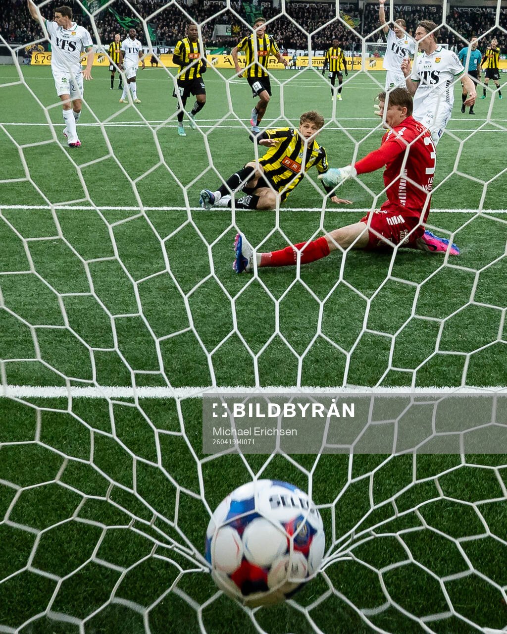 Häckens Gustav Lindgren skjuter 2-1 i mål bakom GAIS
