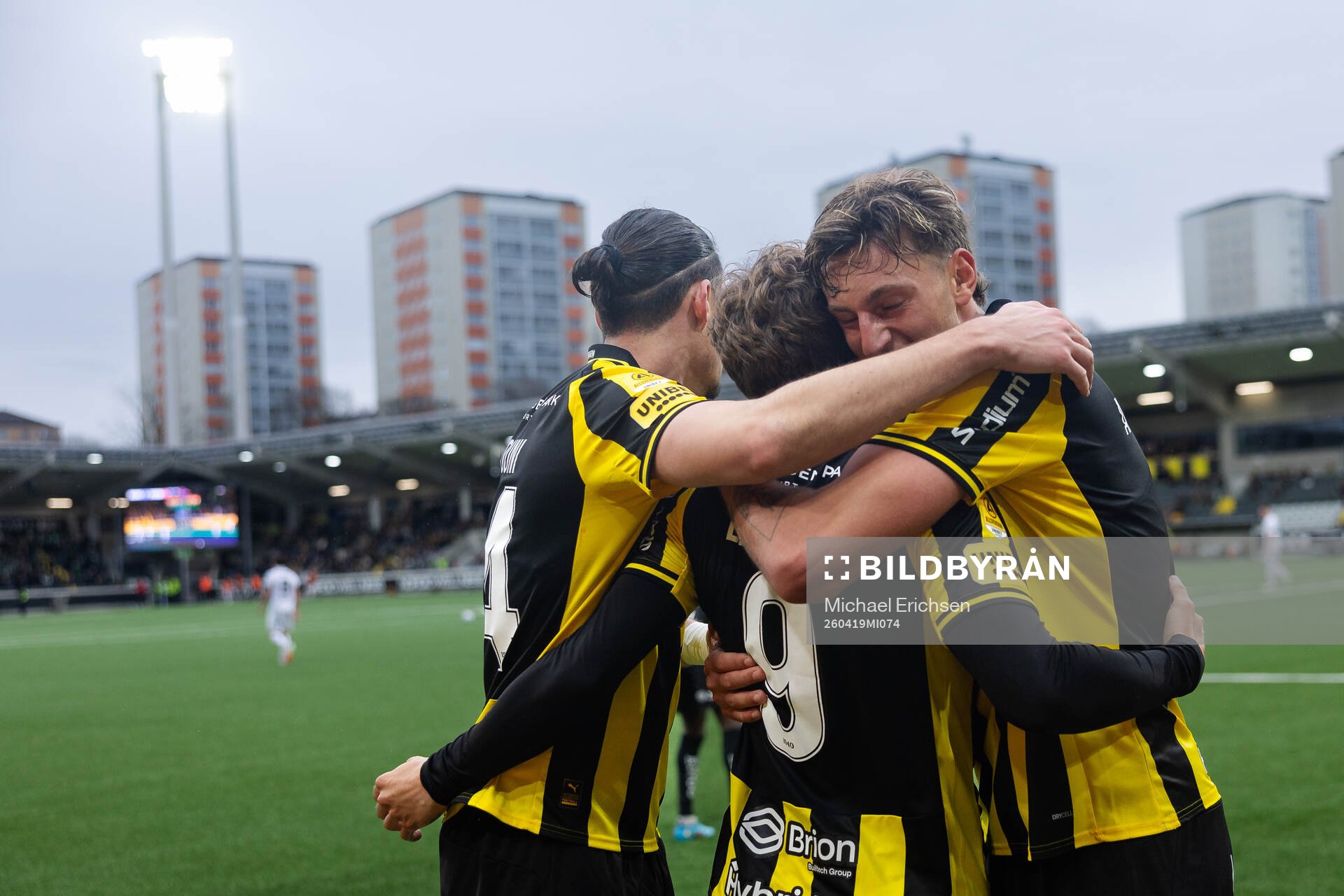 Häckens Gustav Lindgren jublar ihop med Amor Layouni och