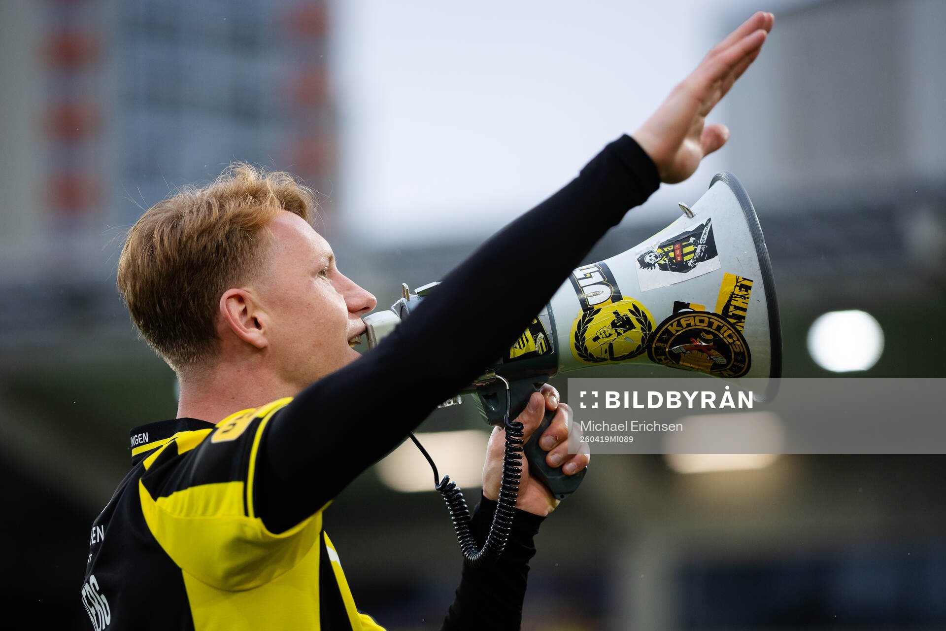 Häckens Julius Lindberg håller i segersång med klacken