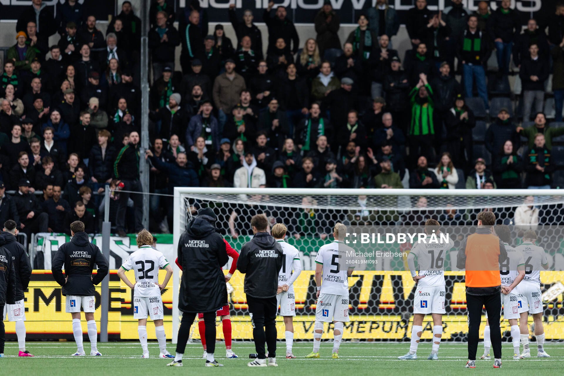 GAIS spelare framför sin klack