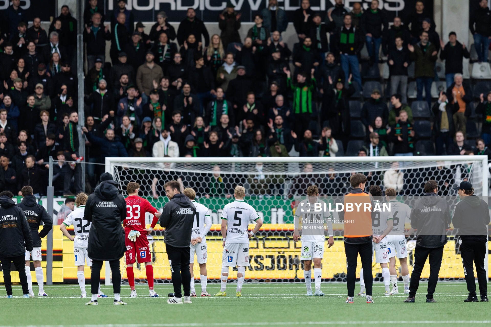 GAIS spelare framför sin klack