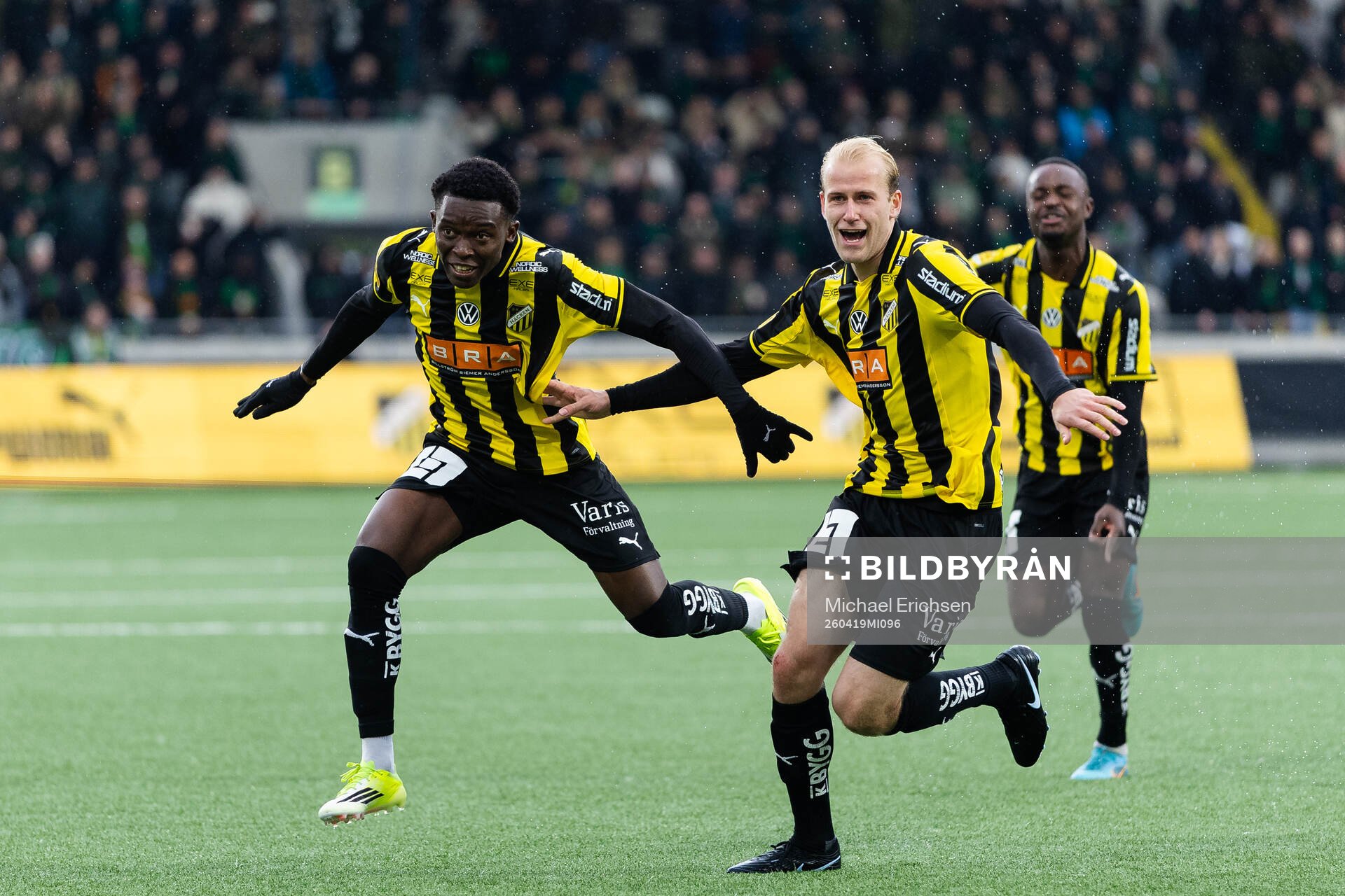Häckens Abdoulaye Doumbia jublar ihop med Harry Hilvenius
