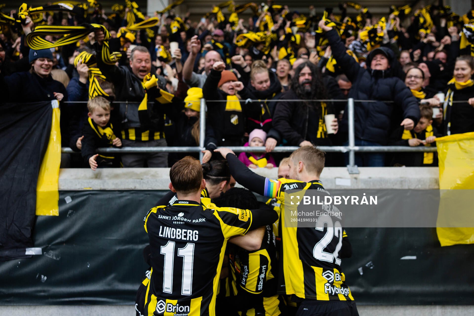 Häckens Abdoulaye Doumbia jublar med lagkamrater