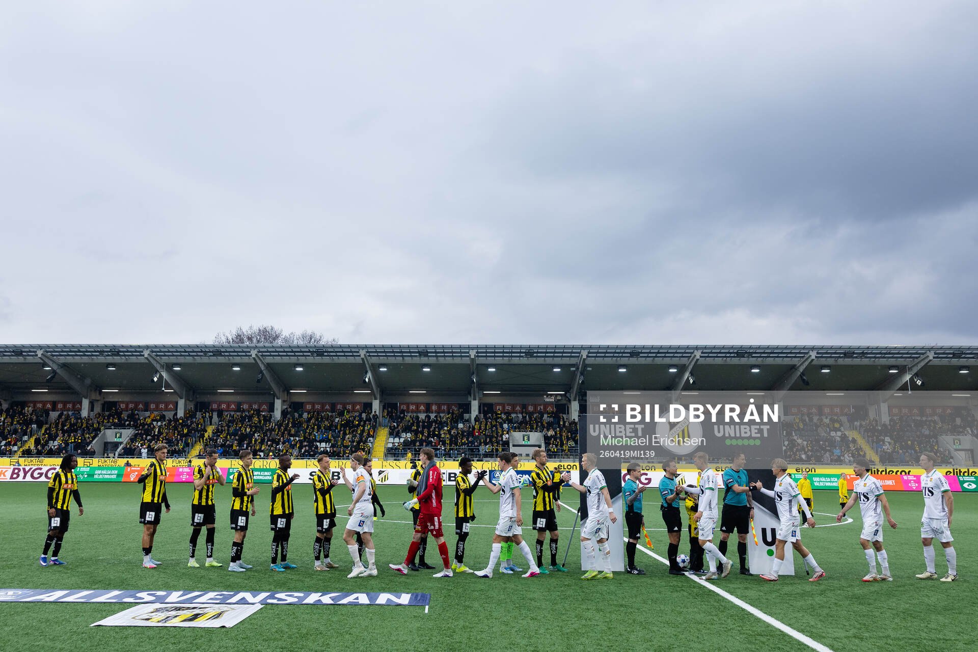 Spelarna hälsar på varandra