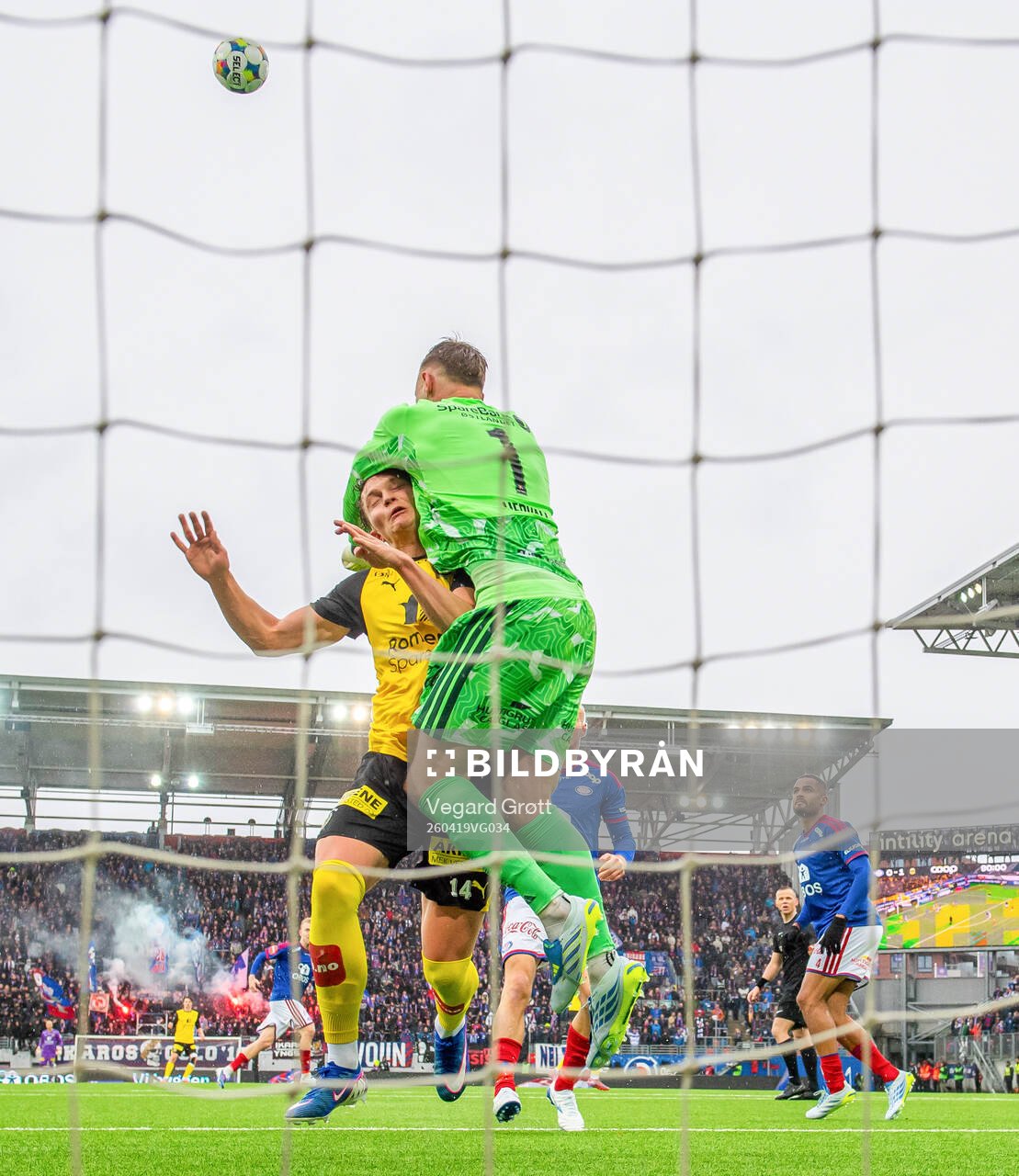 Gustav Nyheim of Lillestrøm and goalkeeper Oscar Thore