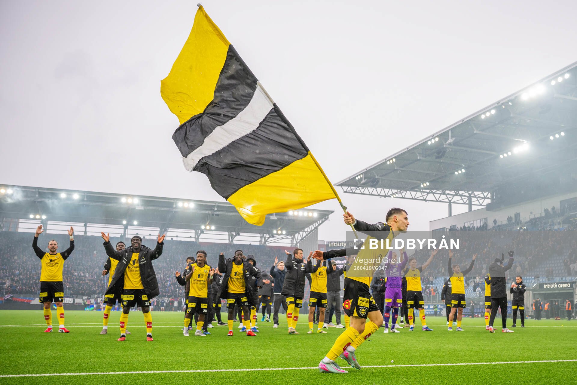 Ylldren Ibrahimaj and players of Lillestrøm celebrate