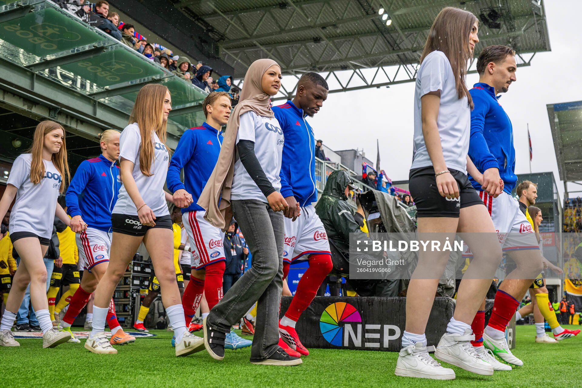Brice Ambina and players of Vålerenga enter the pitch