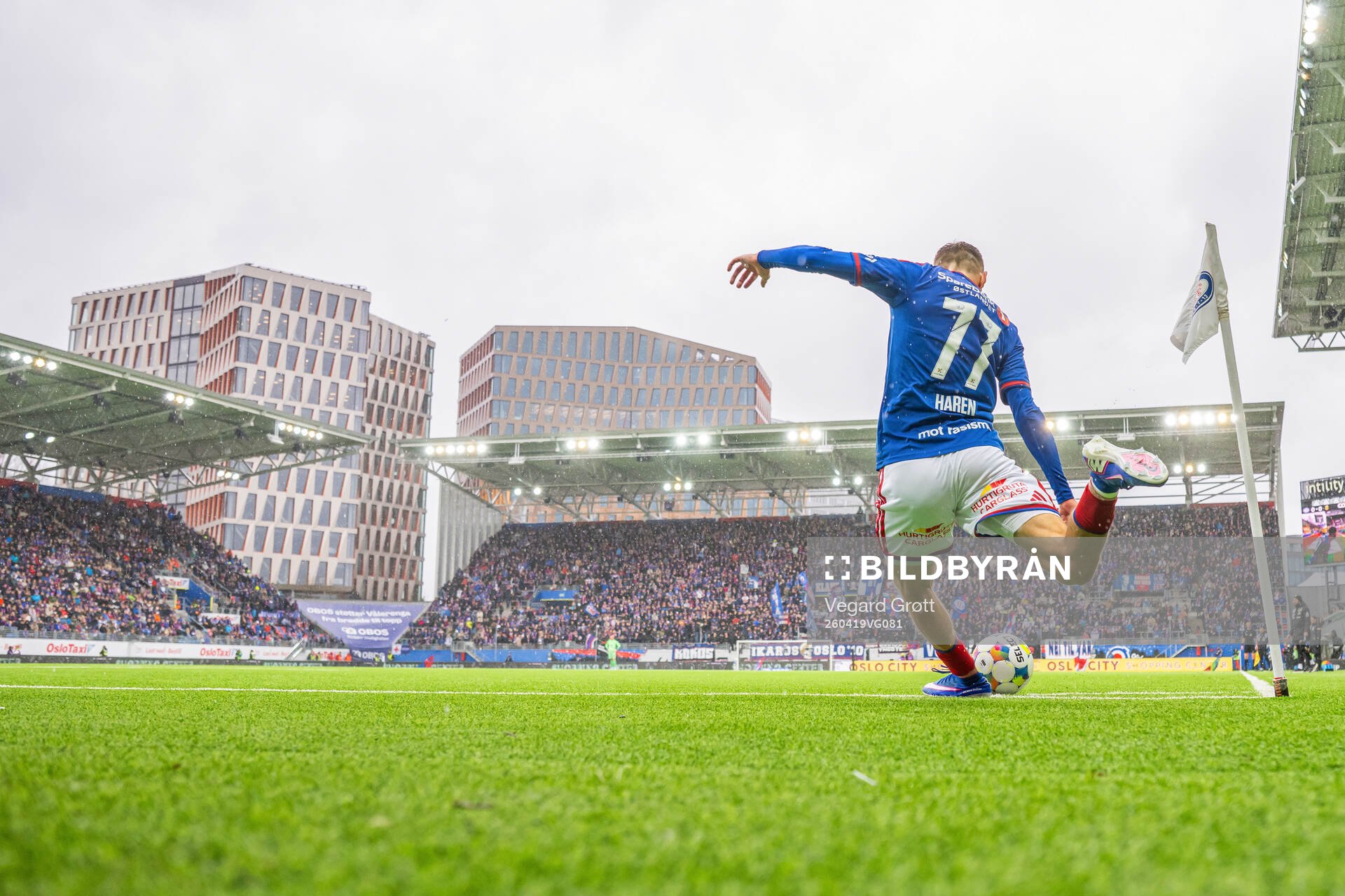 Lucas Ravn-Haren of Vålerenga takes a corner kick