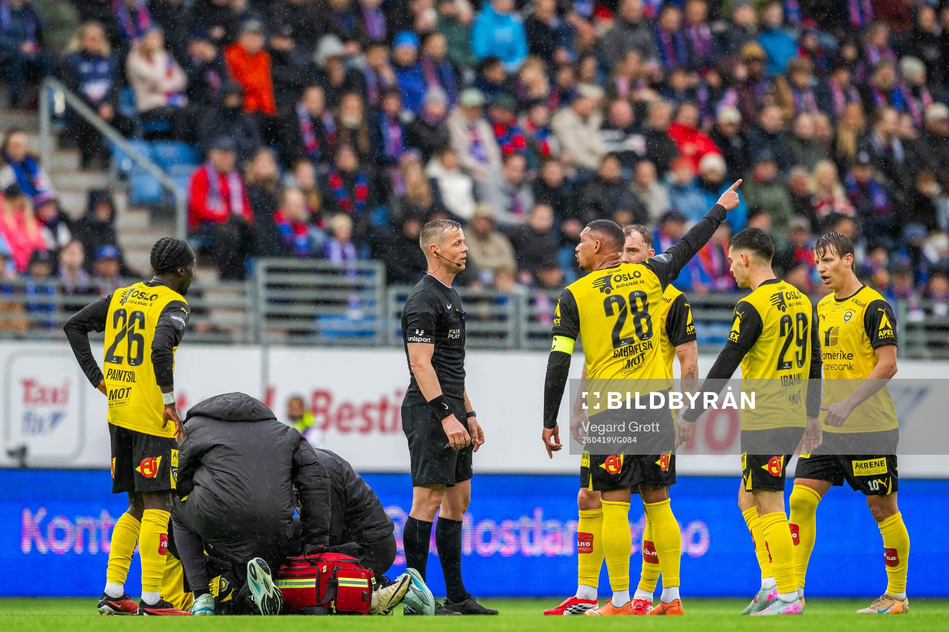 Ruben Gabrielsen of Lillestrøm argues with referee Sigurd