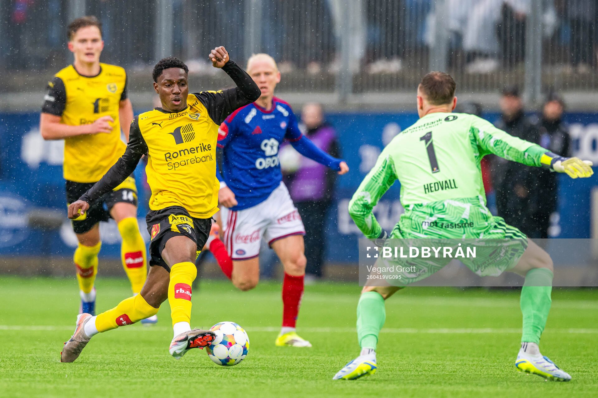 Kparobo Arierhi of Lillestrøm and goalkeeper Oscar Thore