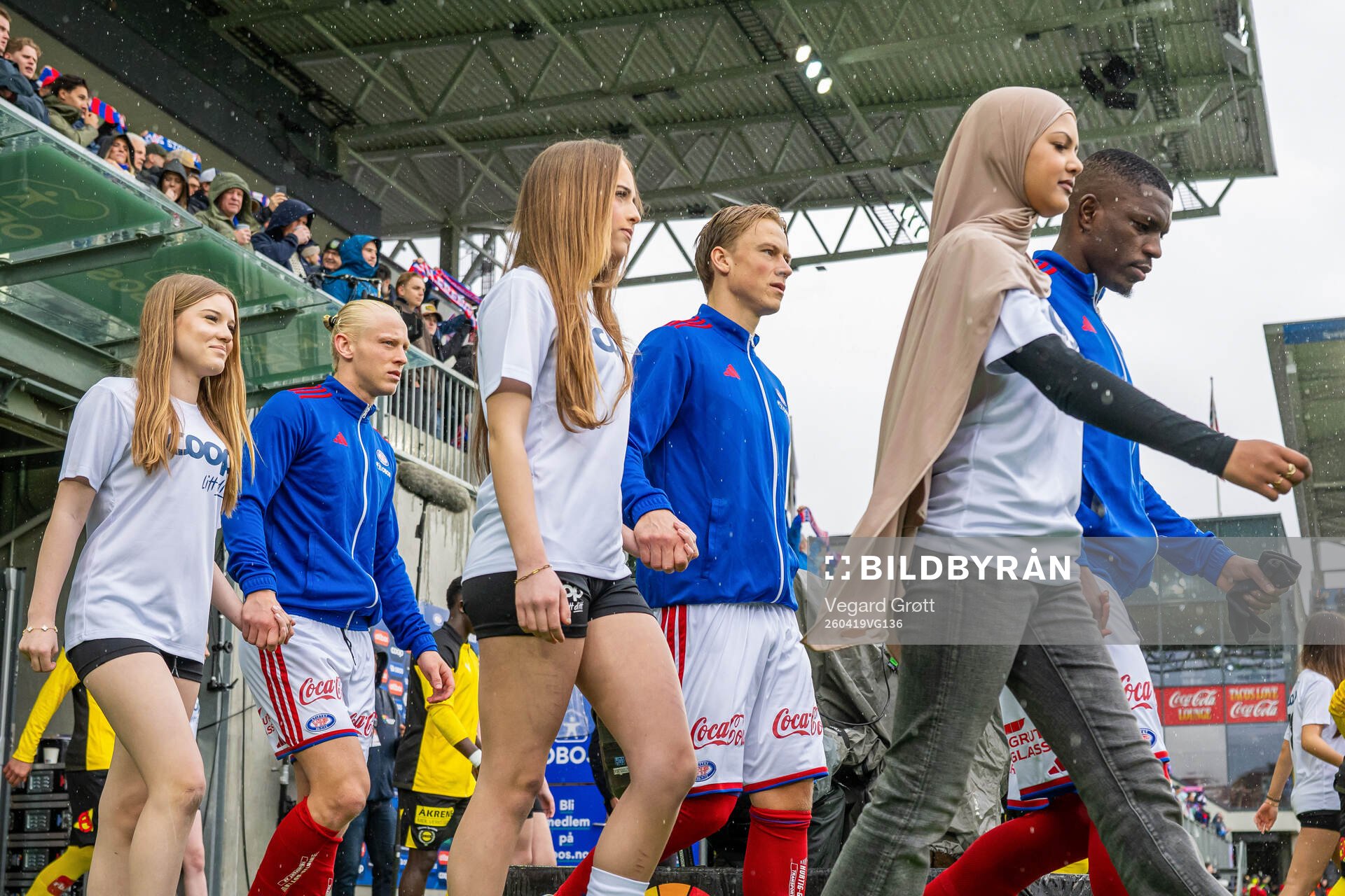 Carl Lange and players of Vålerenga enter the pitch