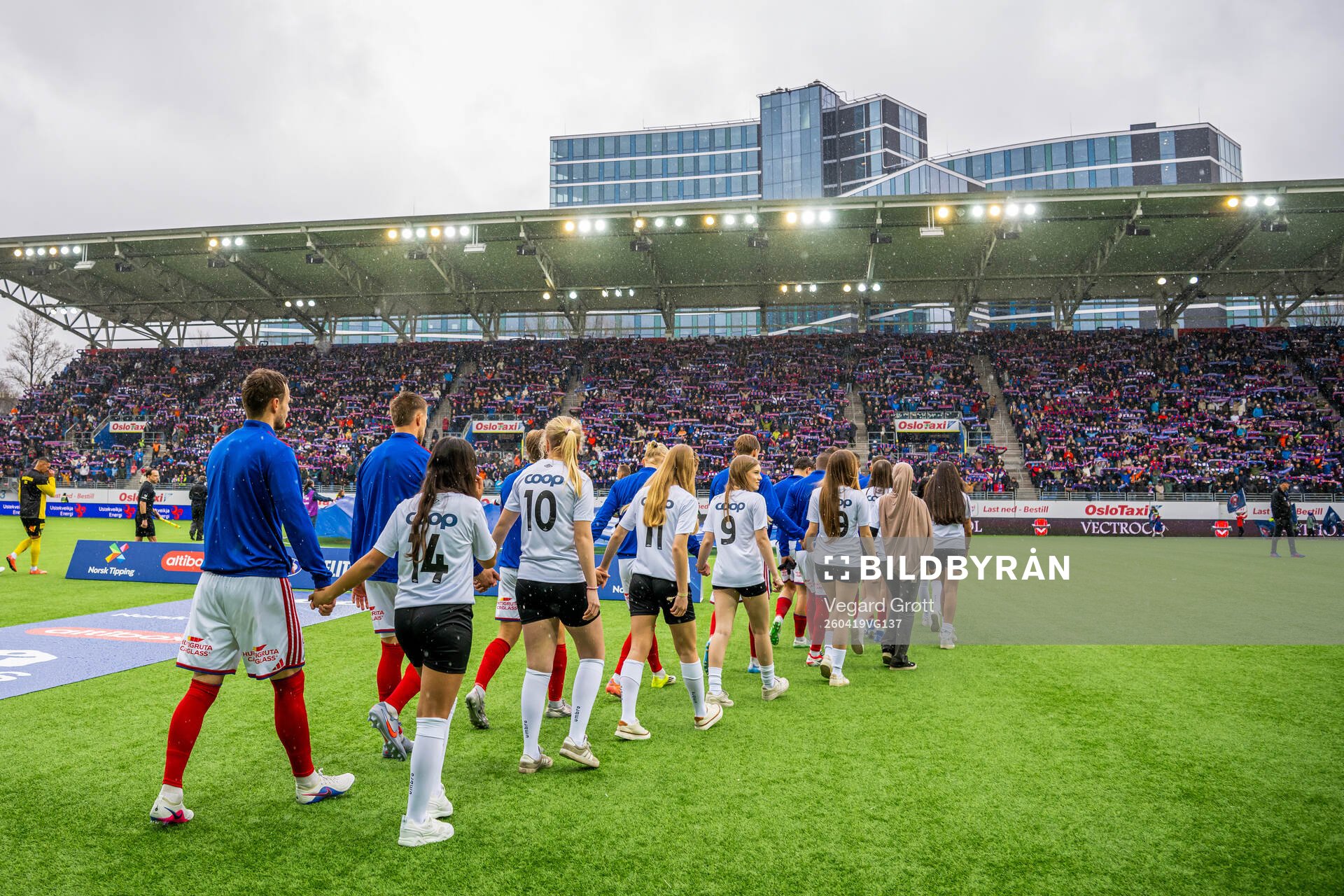 Players of Vålerenga enter the pitch
