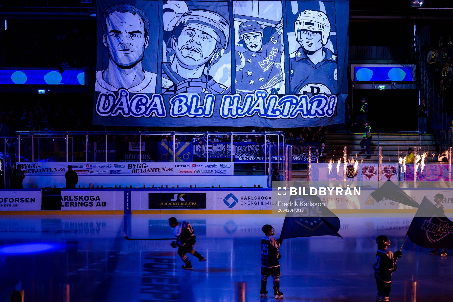 Karlskogas supportrar med ett tifo