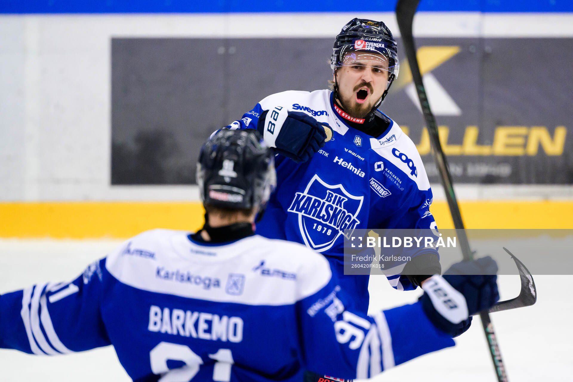 Karlskogas Eero Teräväinen jublar