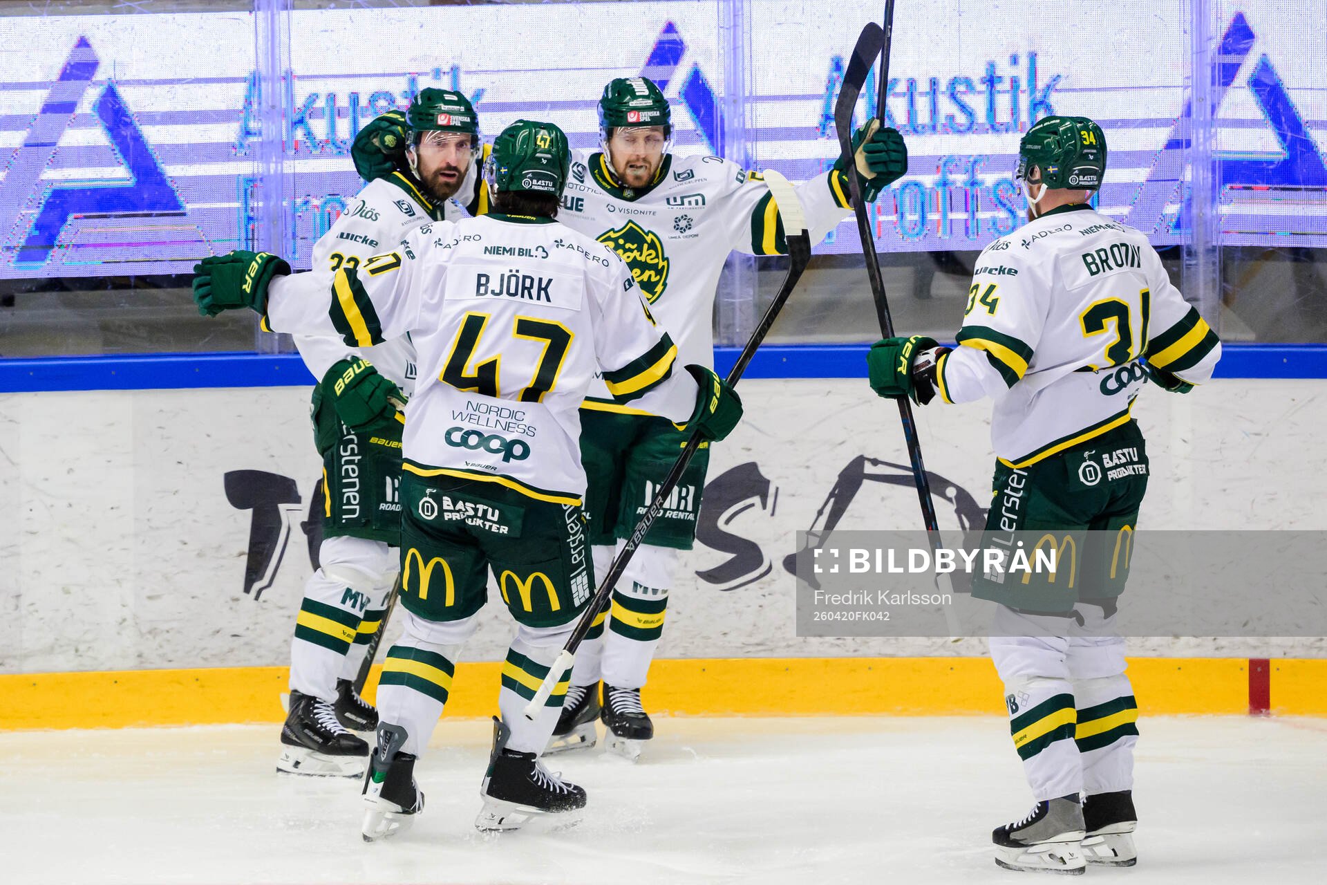 Björklövens Albin Lundin jublar med lagkamrater