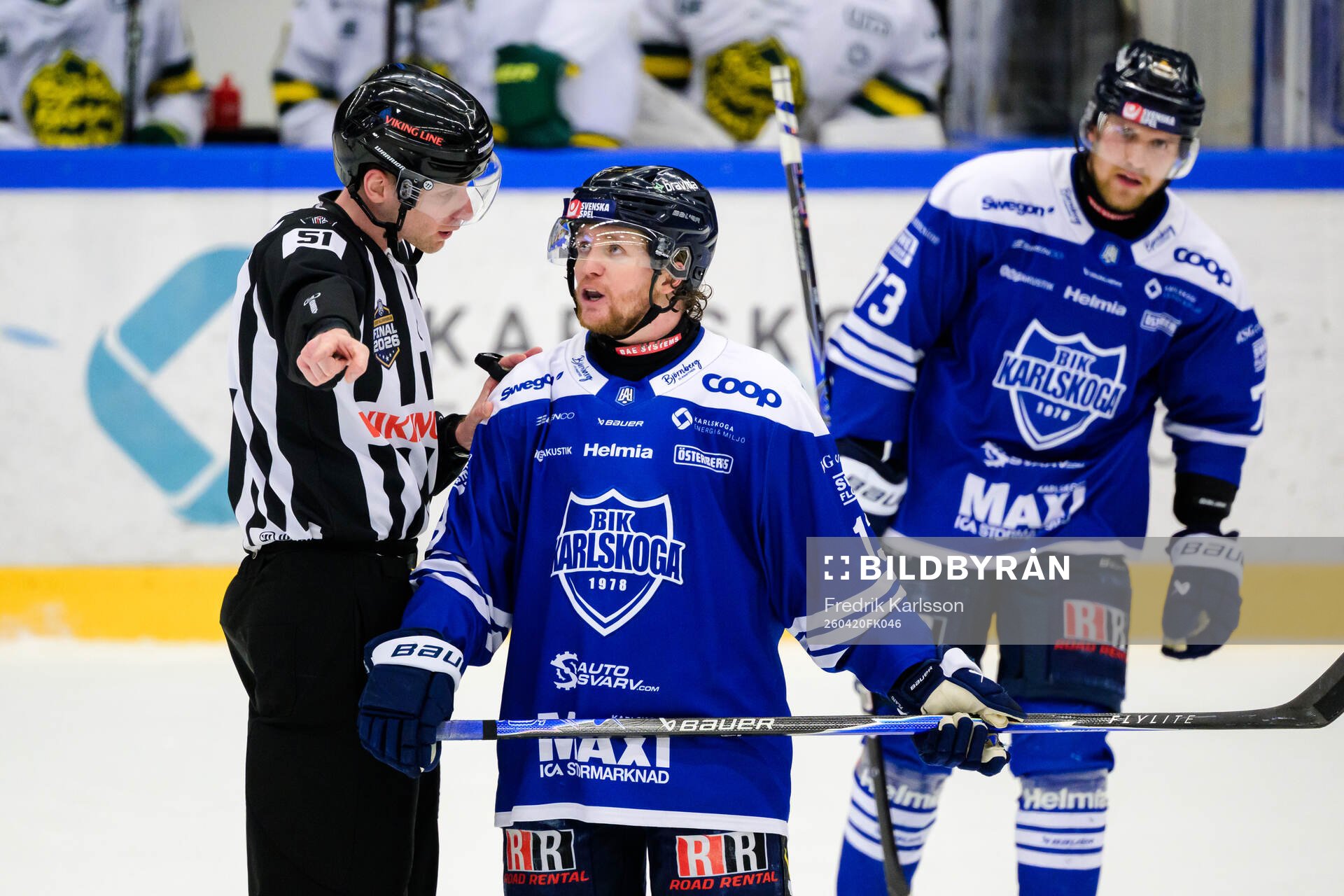 Linjedomare Nicklas Elmerstig i diskussion med Karlskogas