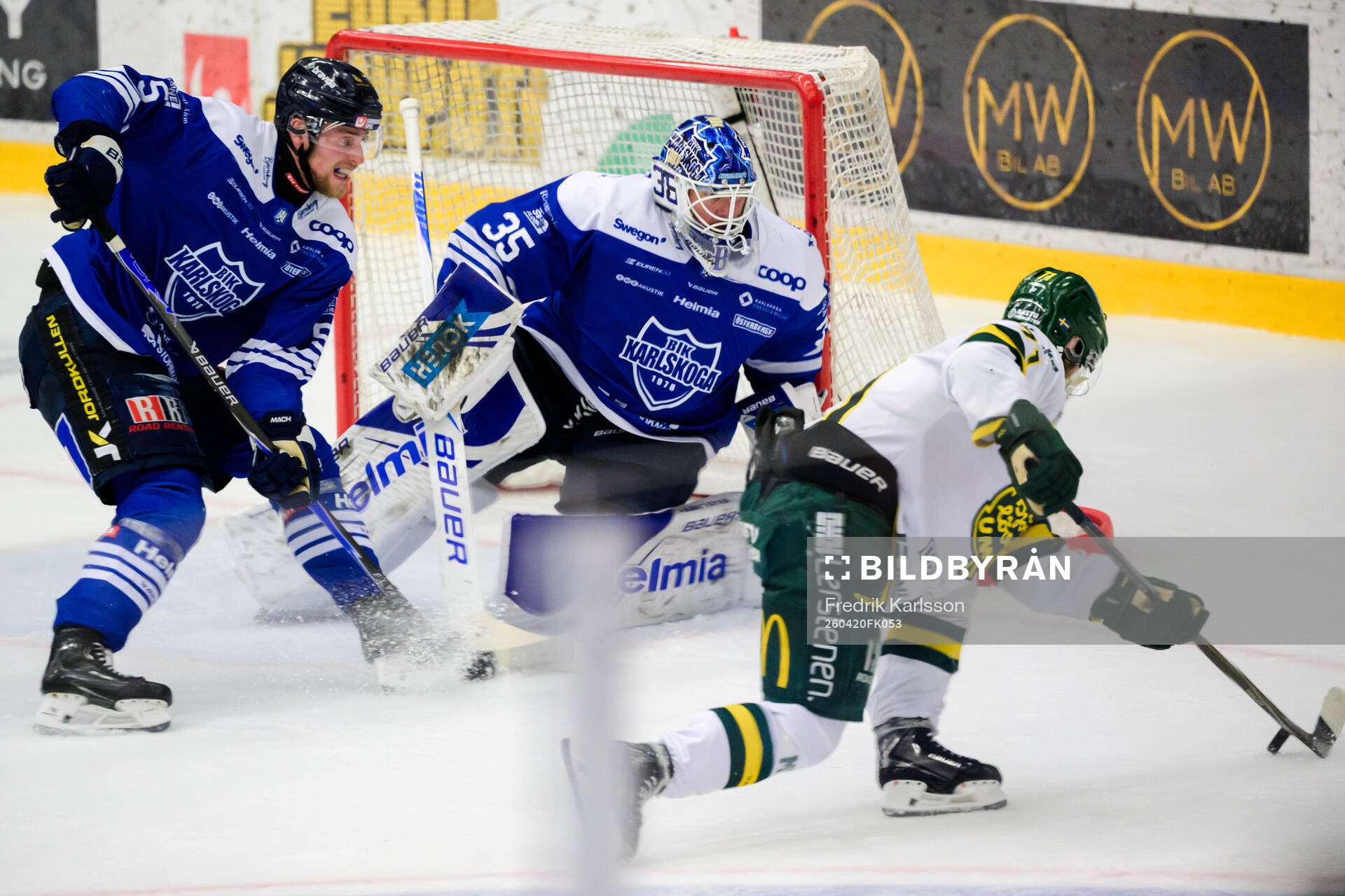 Karlskogas Jonatan Lundgren och målvakt Lars Volden