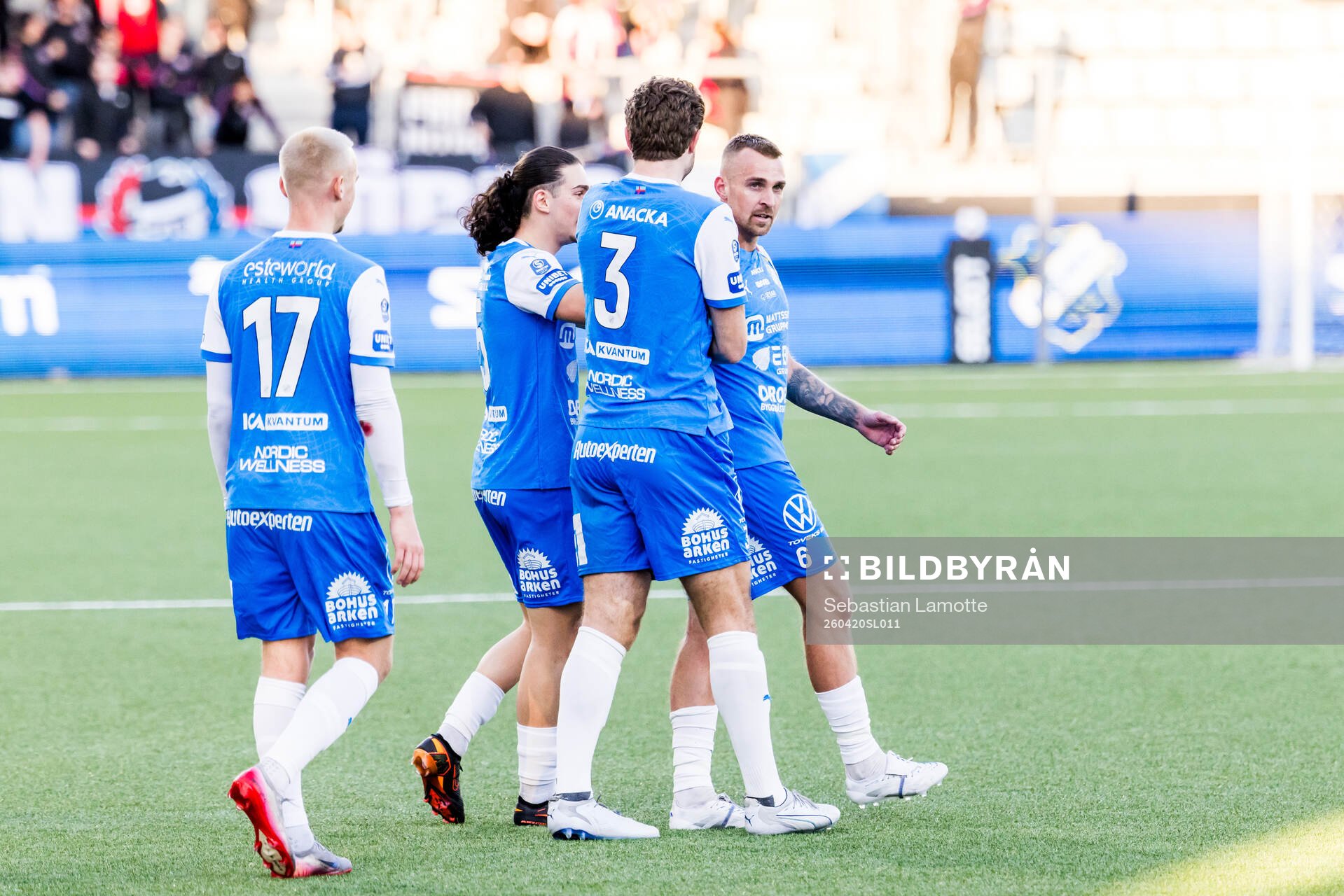 Oddevolds Jesper Merbom Adolfsson jublar med lagkamrater