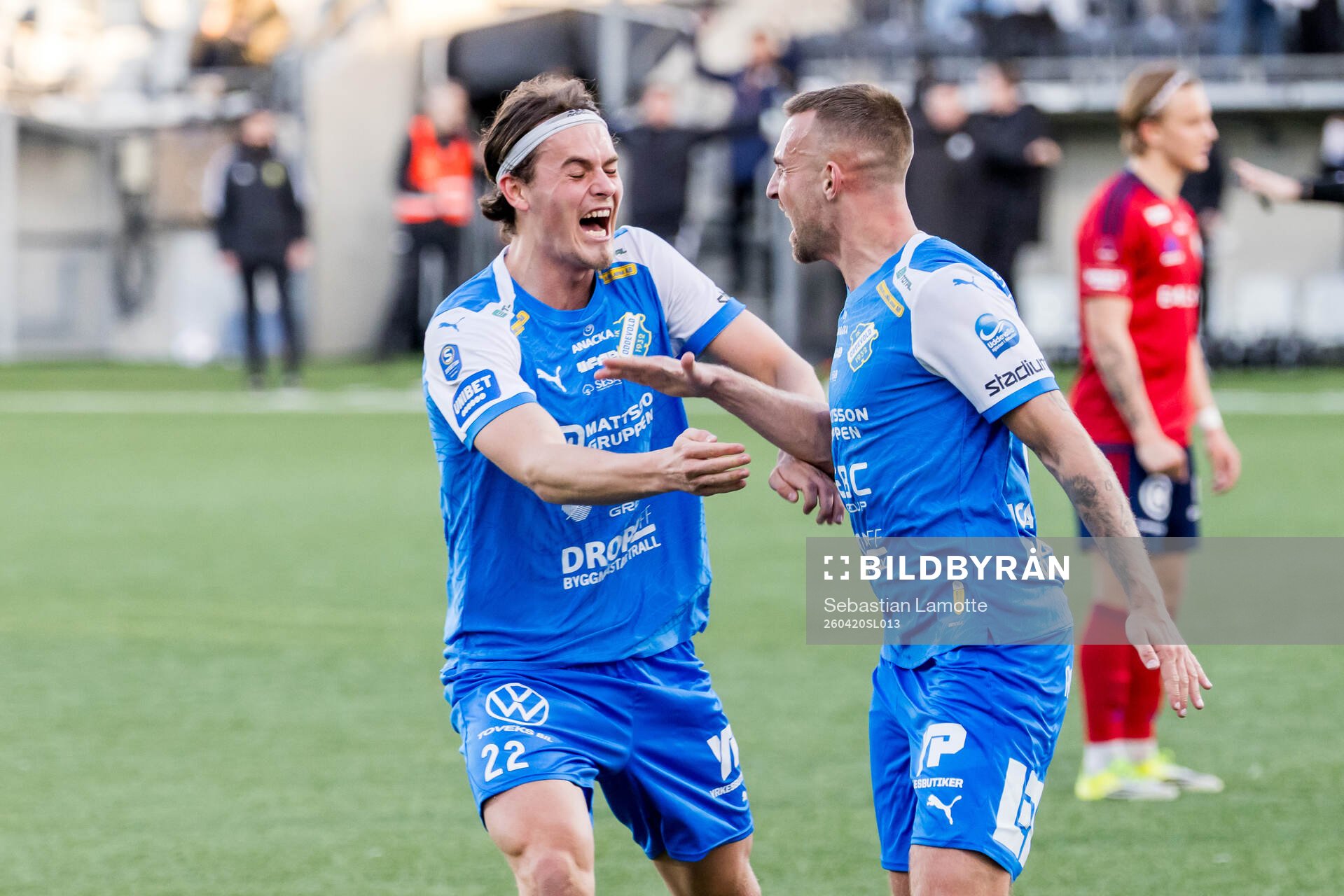 Oddevolds Johan Albin jublar med målskytten till 1-0