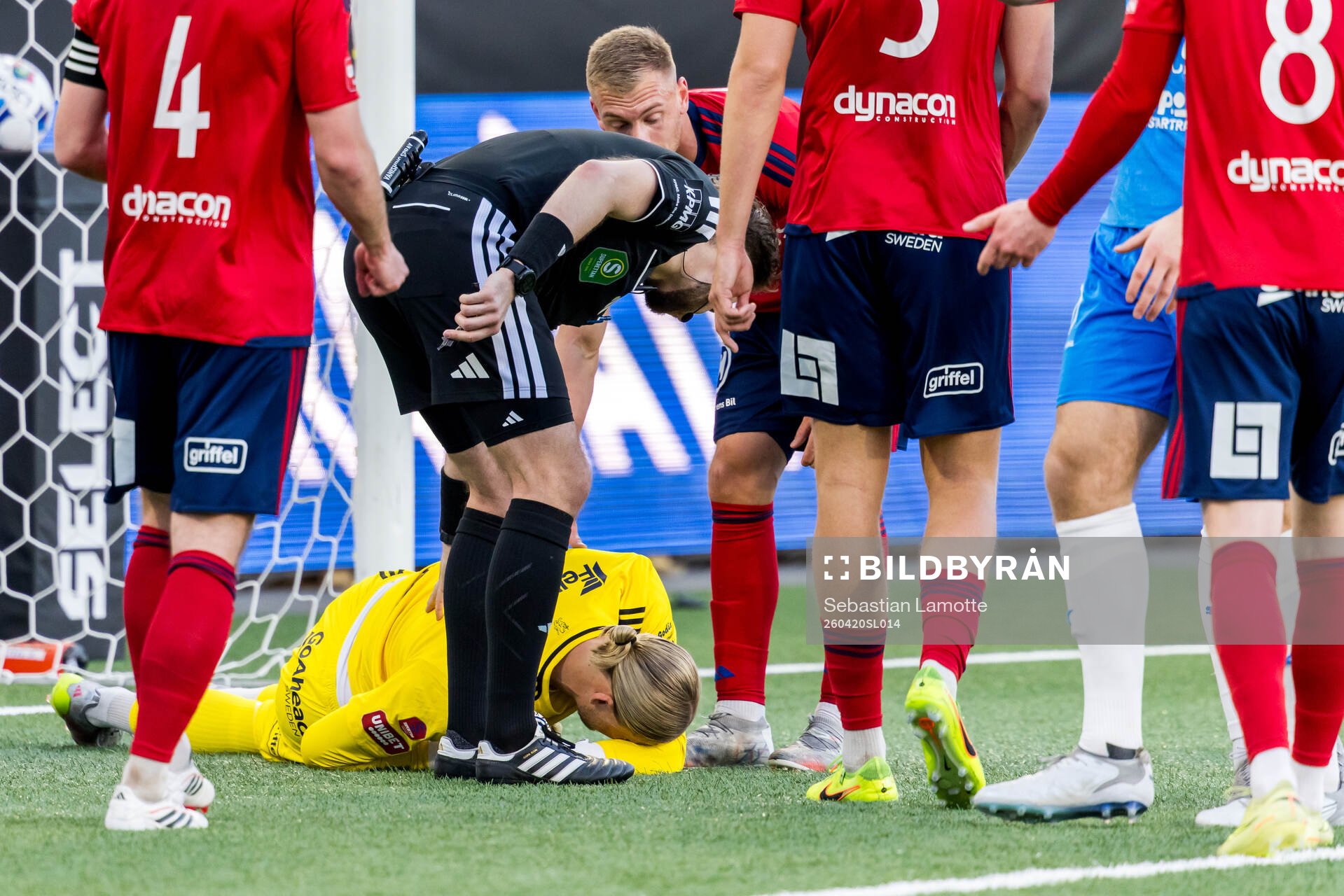 Östers målvakt Carl Lundahl Persson har ont