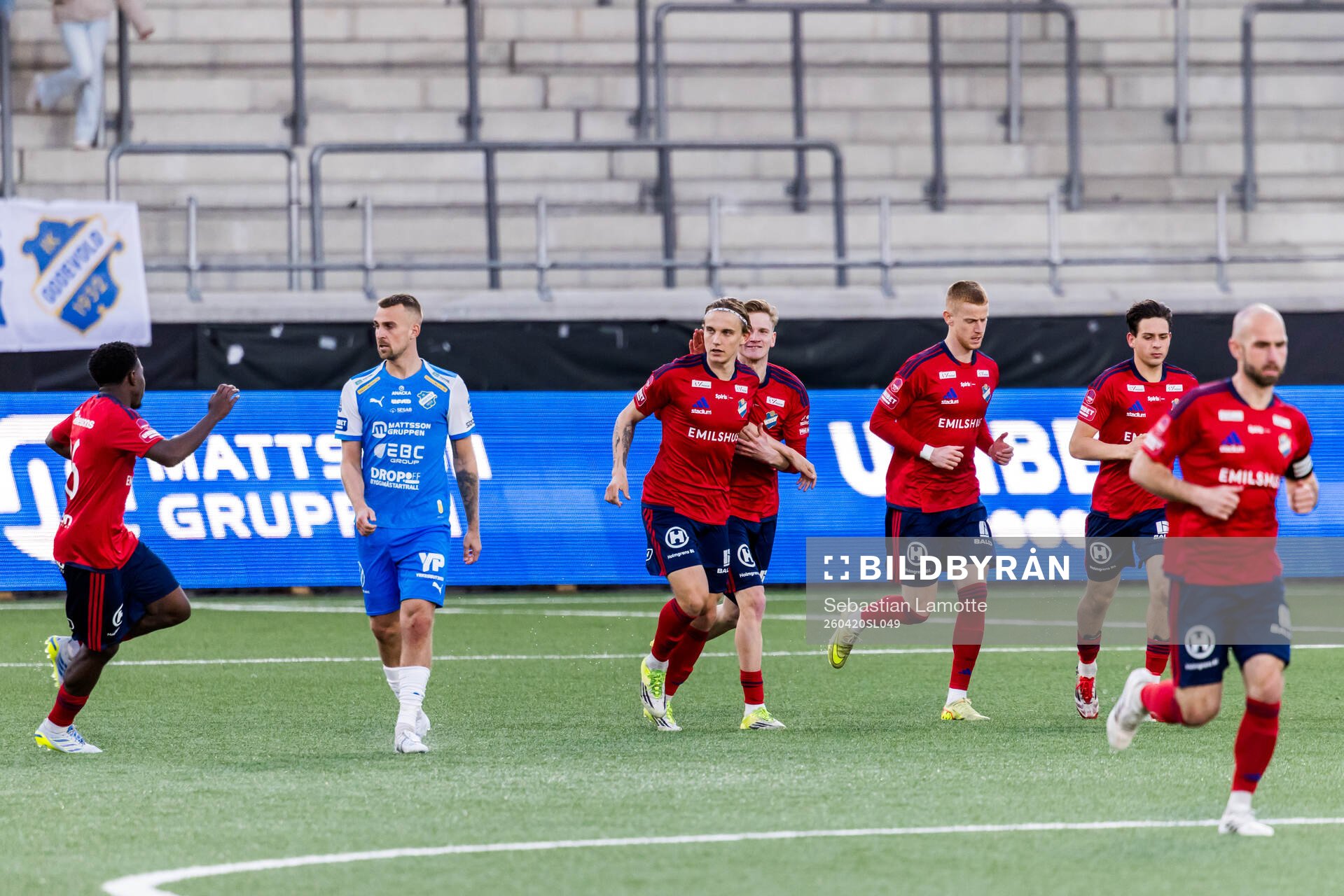 Östers Linus Carlstrand jublar med lagkamrater