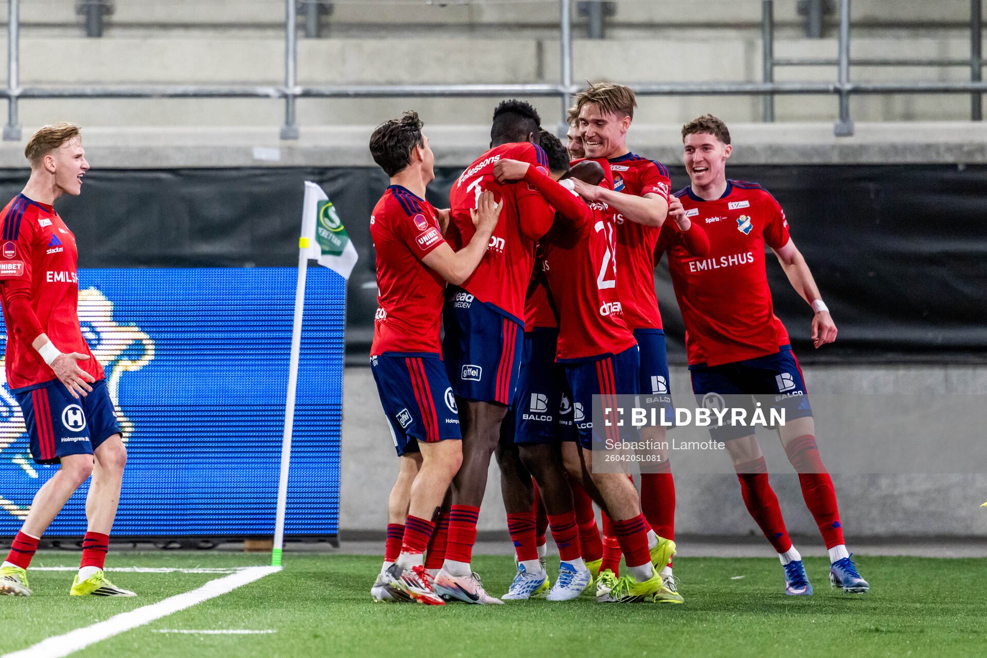 Östers Al-Hussein Shakir har gjort 1-2 och jublar