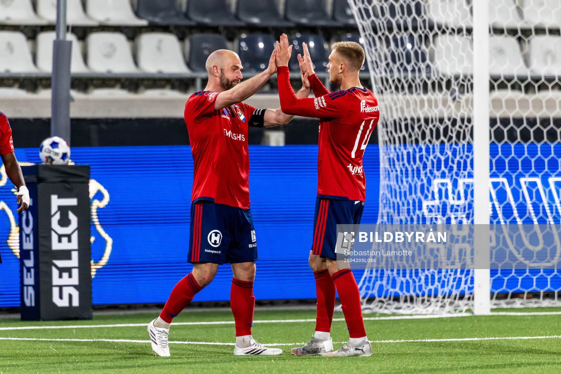Östers Sebastian Hedlund och Dennis Olsson jublar