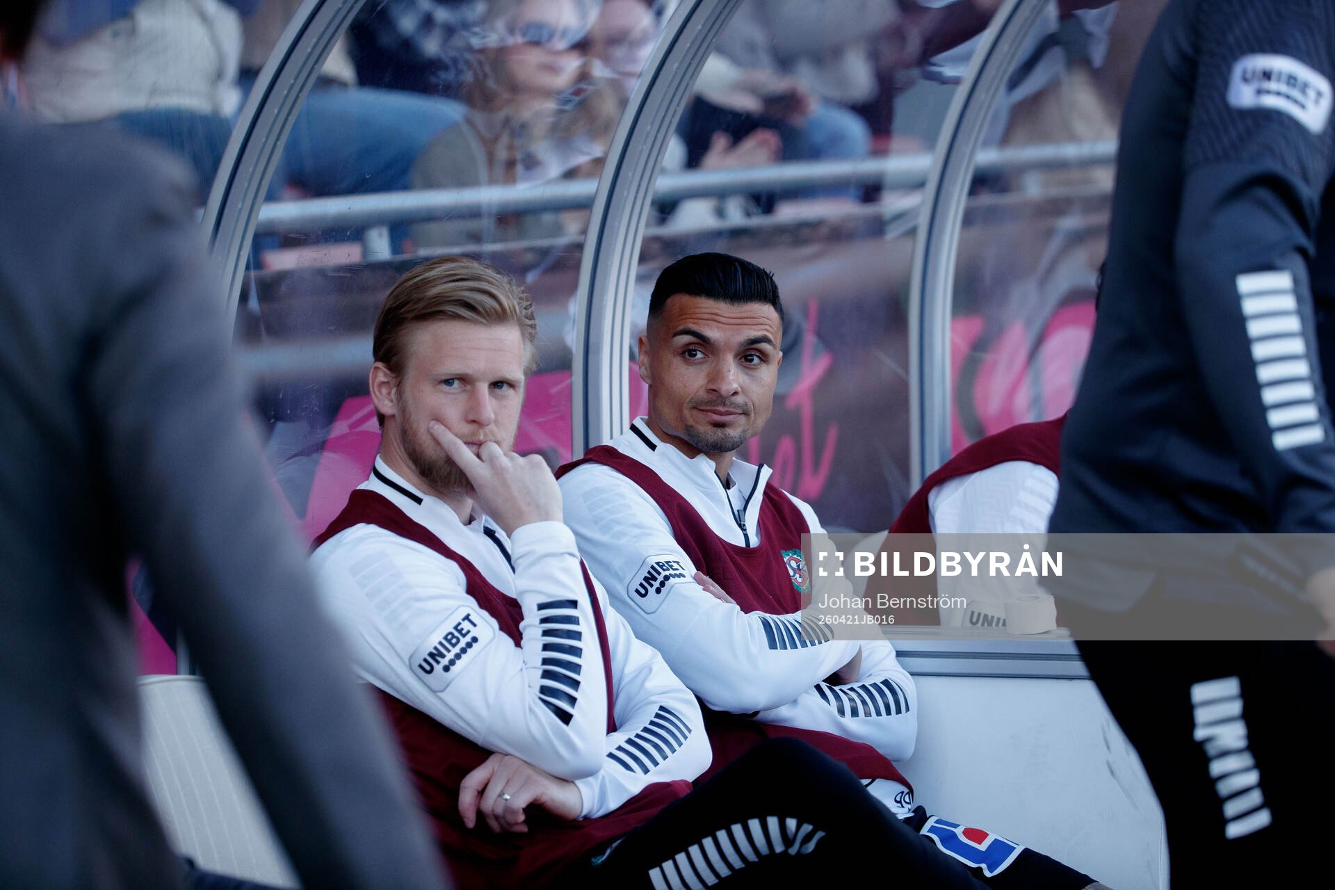 Örebros Karl Holmberg och Ahmed Yasin på avbytarbänken