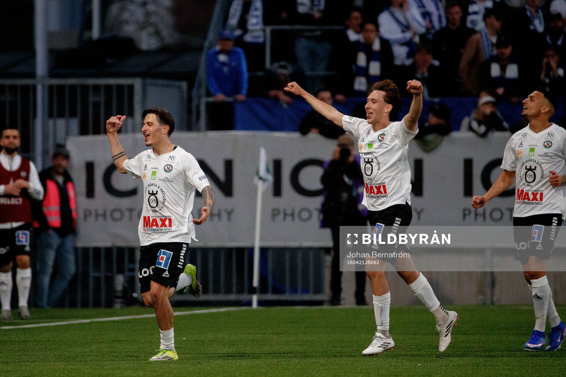 Örebros Antonio Yakoub och Edwin Ibrahimbegovic jublar