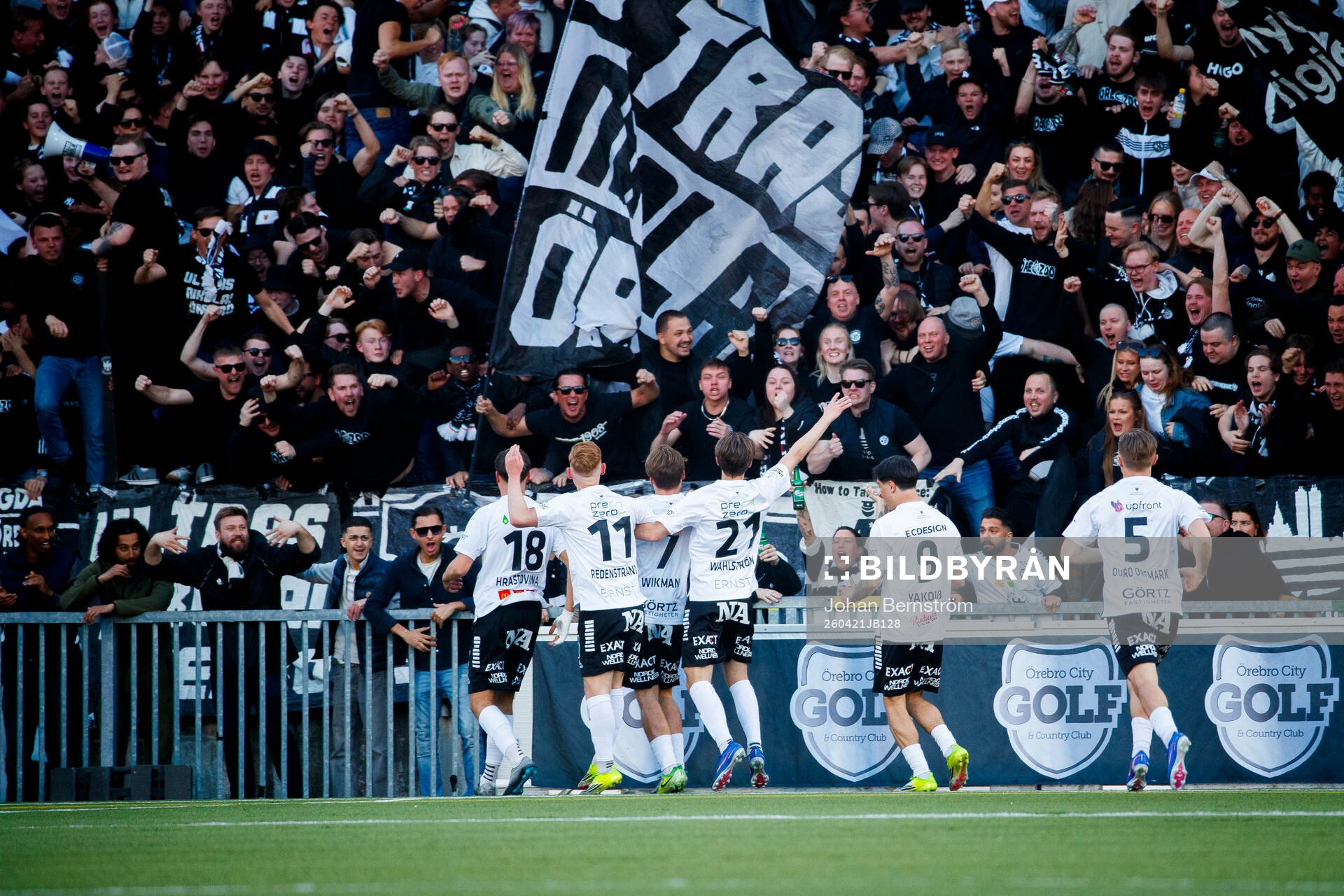 Jubel vid Samuel Wikman 1-1 mål