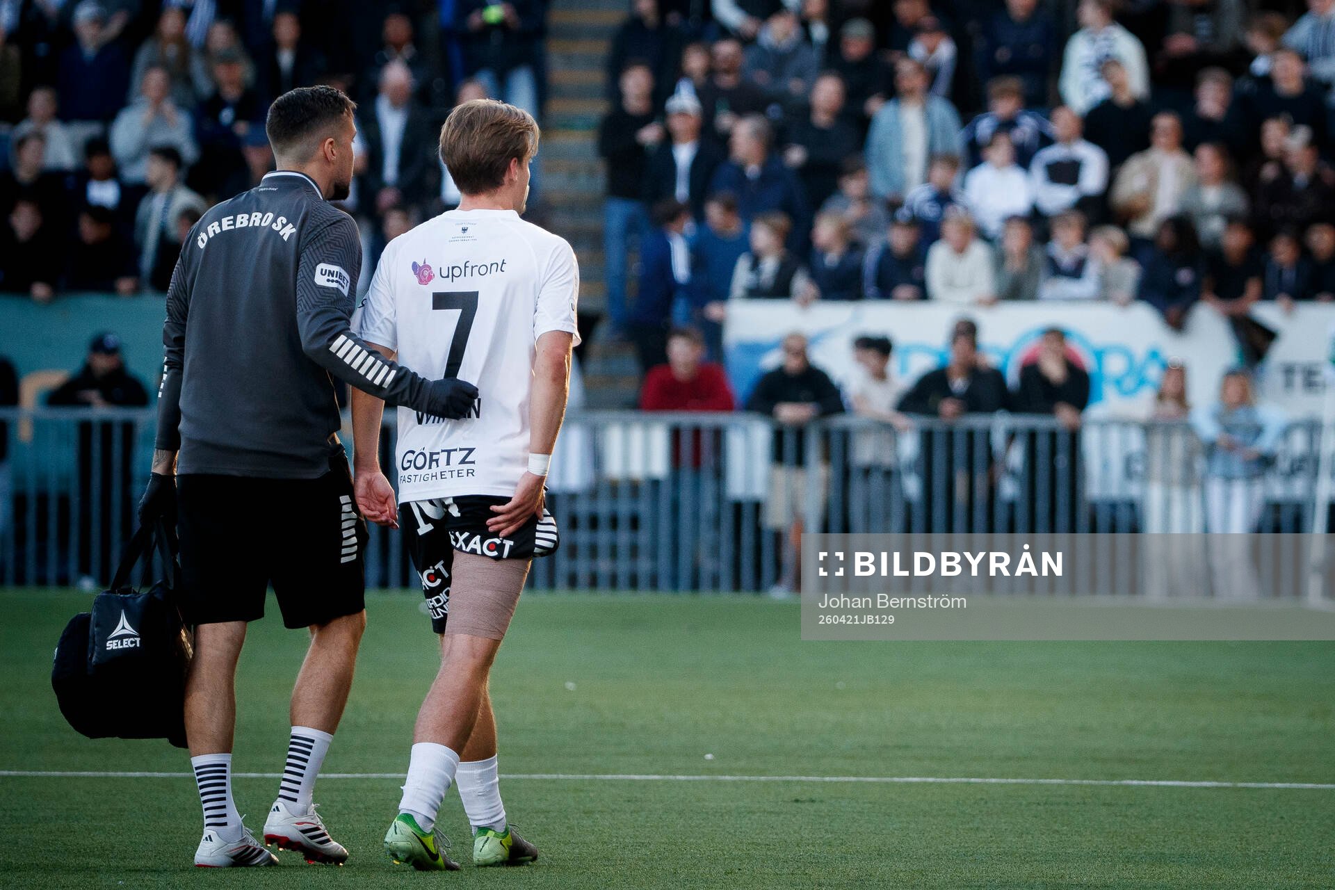 Örebros Samuel Wikman lämnar skadad