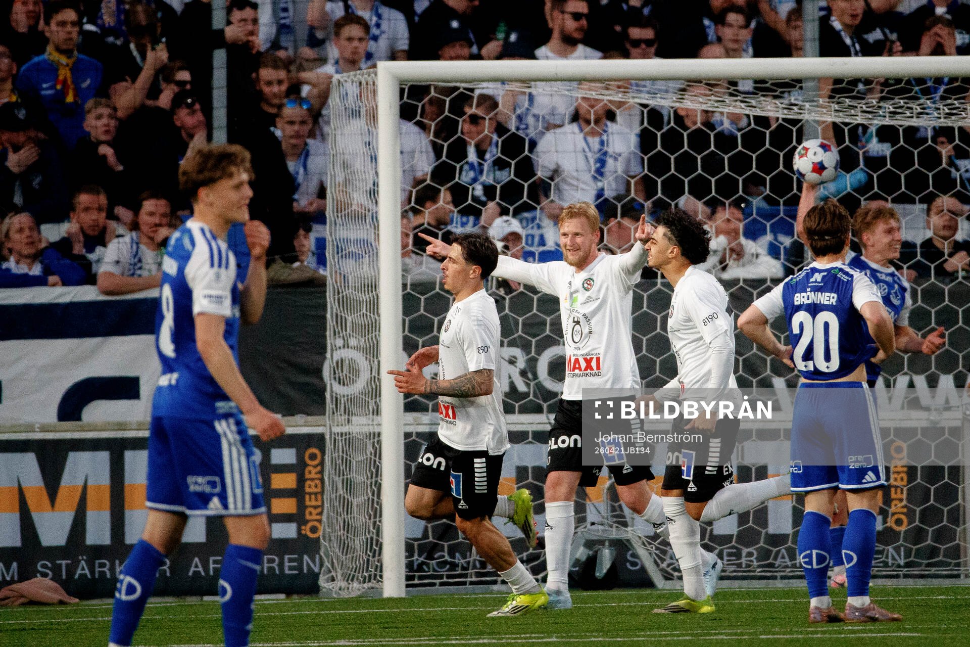 Örebros Karl Holmberg jublar vid 2-1