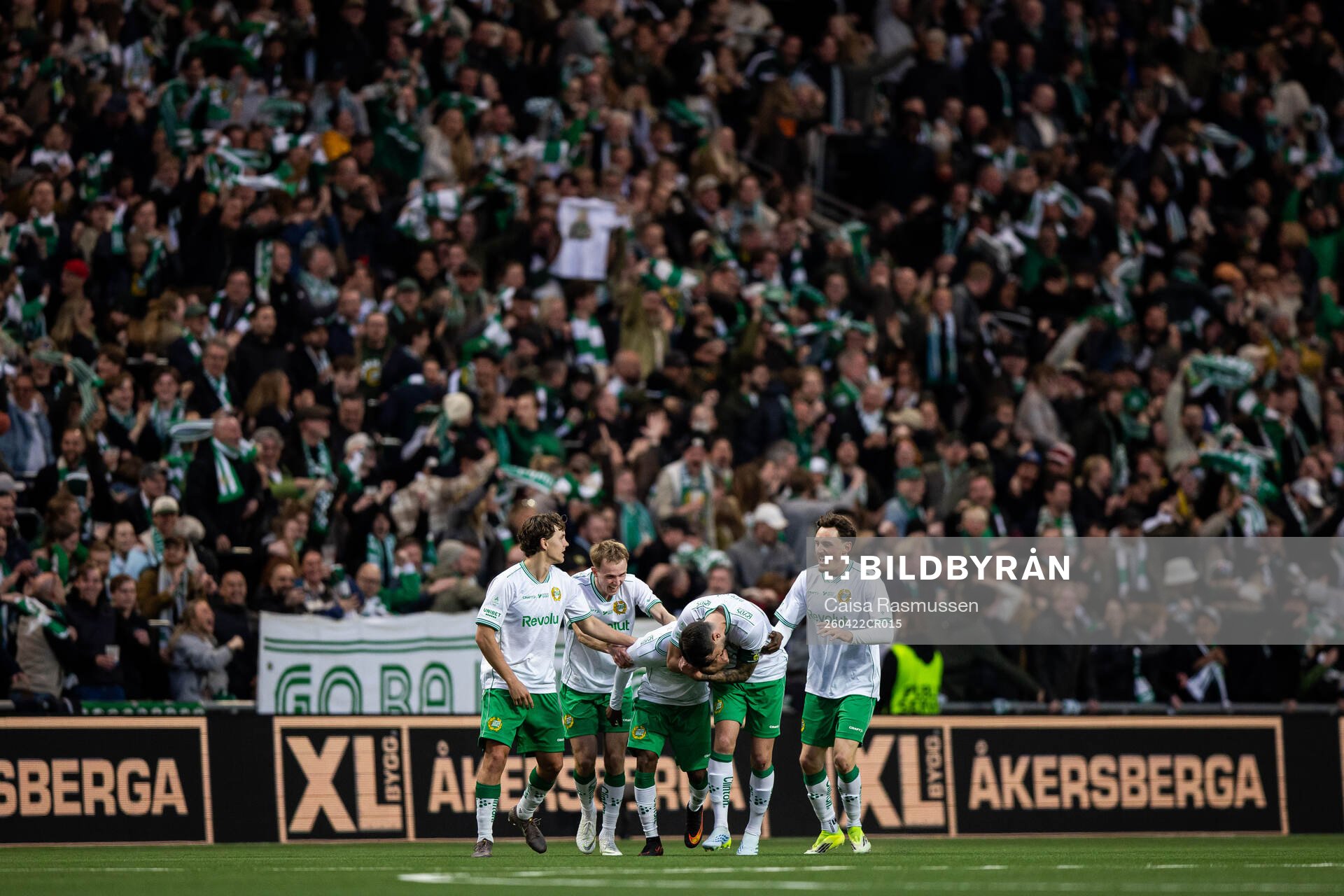 Hammarbys Frank Junior Adjei jubvlar med lagkamrater