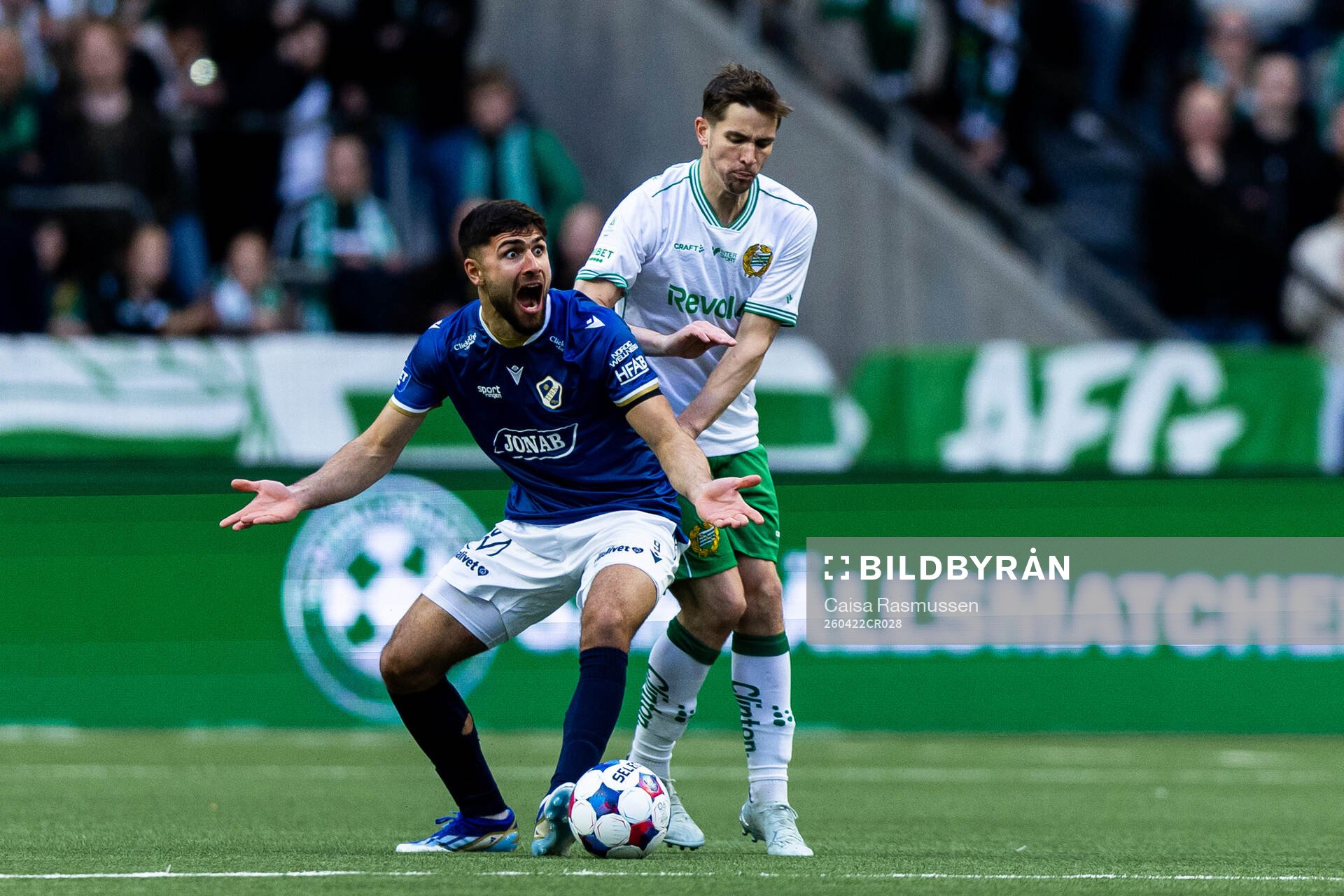 Halmstads Omar Faraj och Hammarbys Oscar Johansson Schellhas