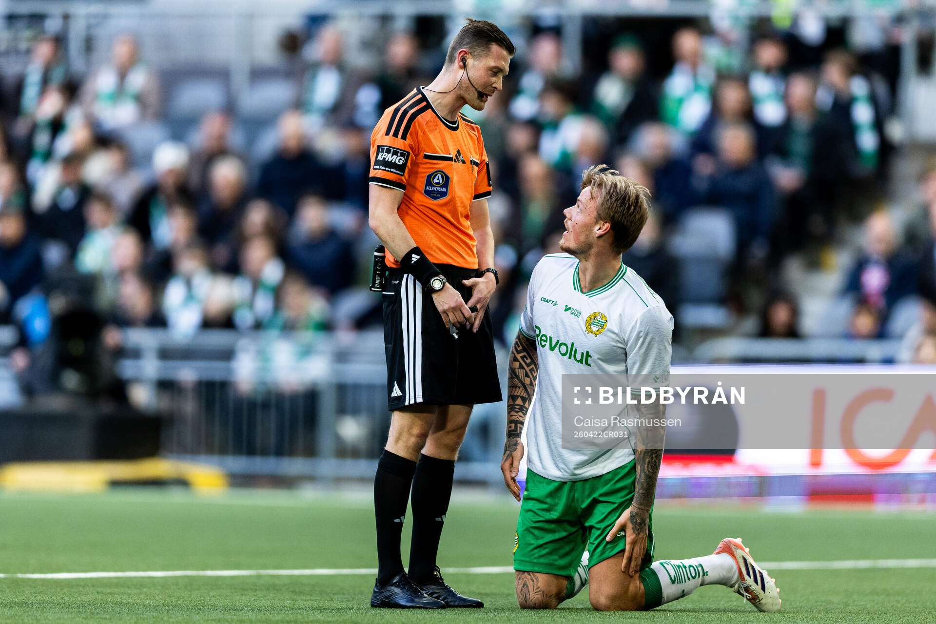 Domare Erik Mattsson och Hammarbys Victor Eriksson