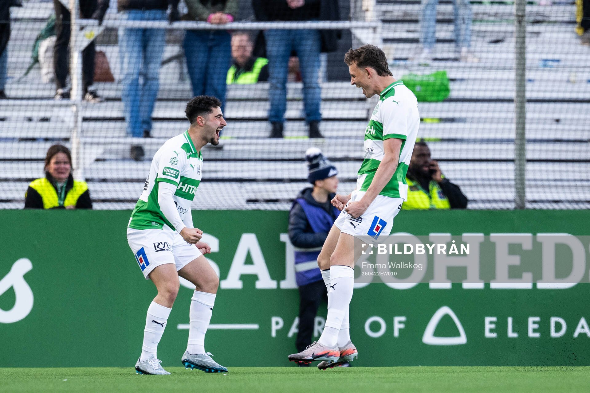 Västerås Mikkel Ladefoged och Ismet Lushaku jublar
