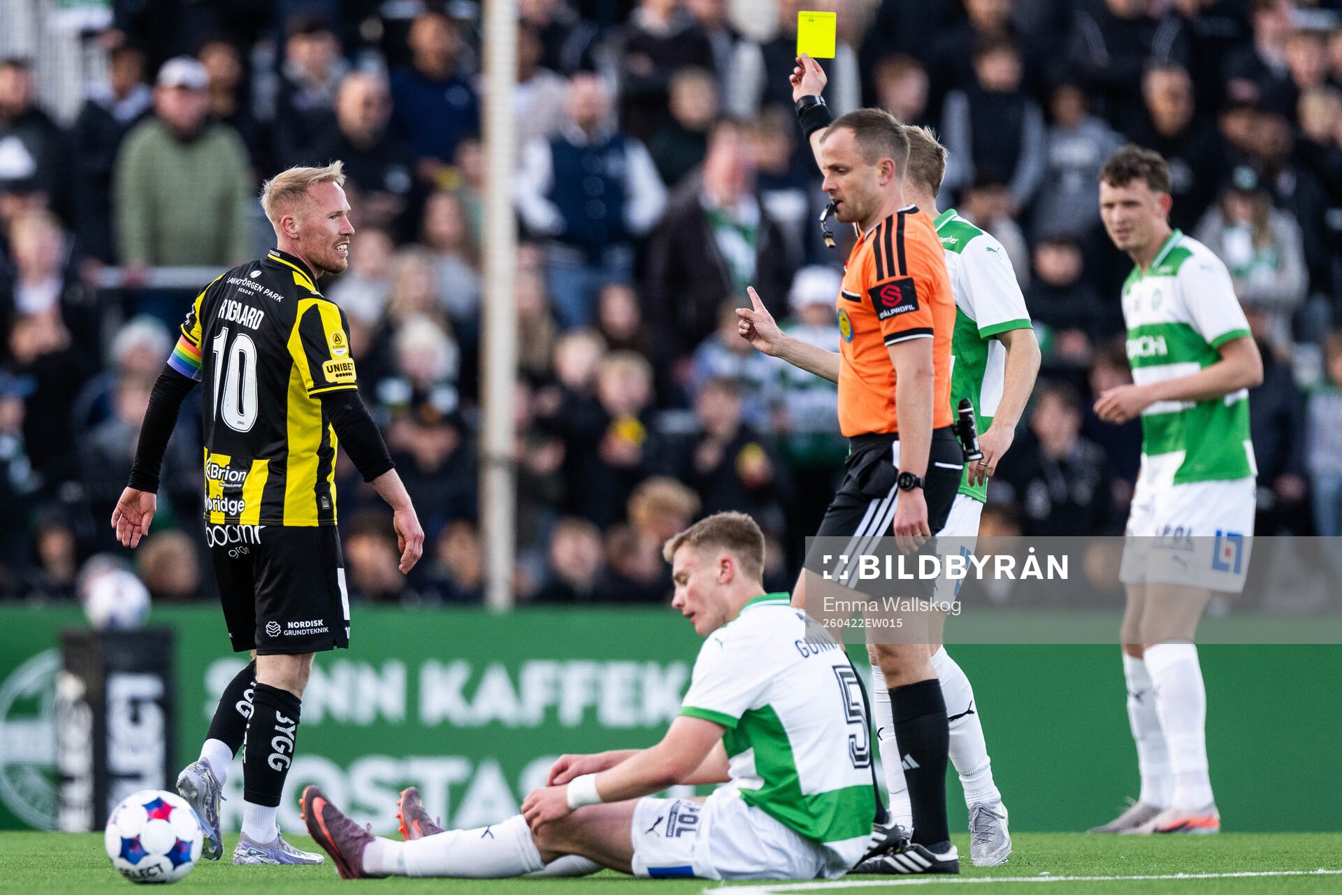 Häckens Mikkel Rygaard Jensen varnas av domare Richard