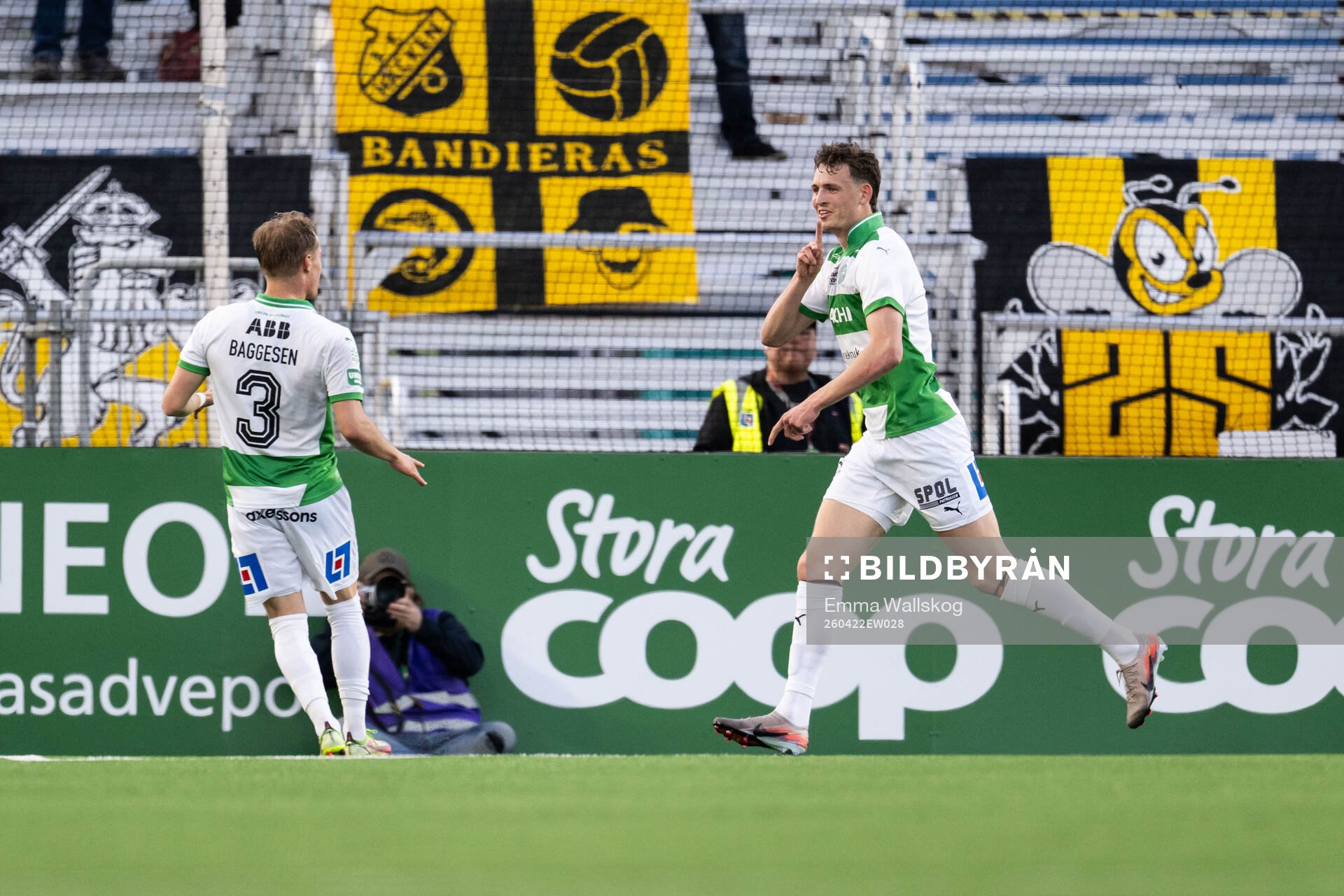 Västerås Mikkel Ladefoged jublar