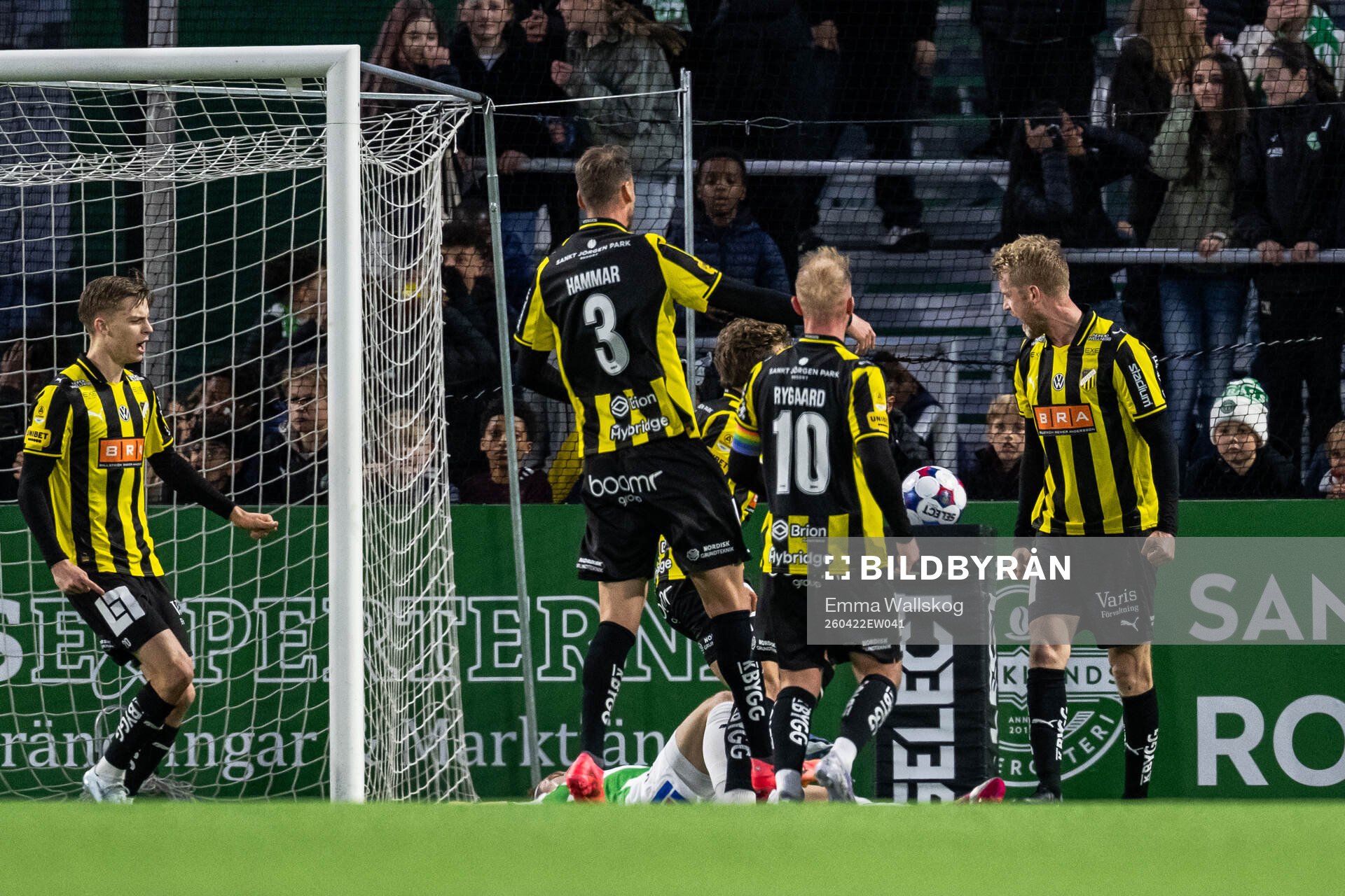 Häckens Filip Helander jublar med lagkamrater