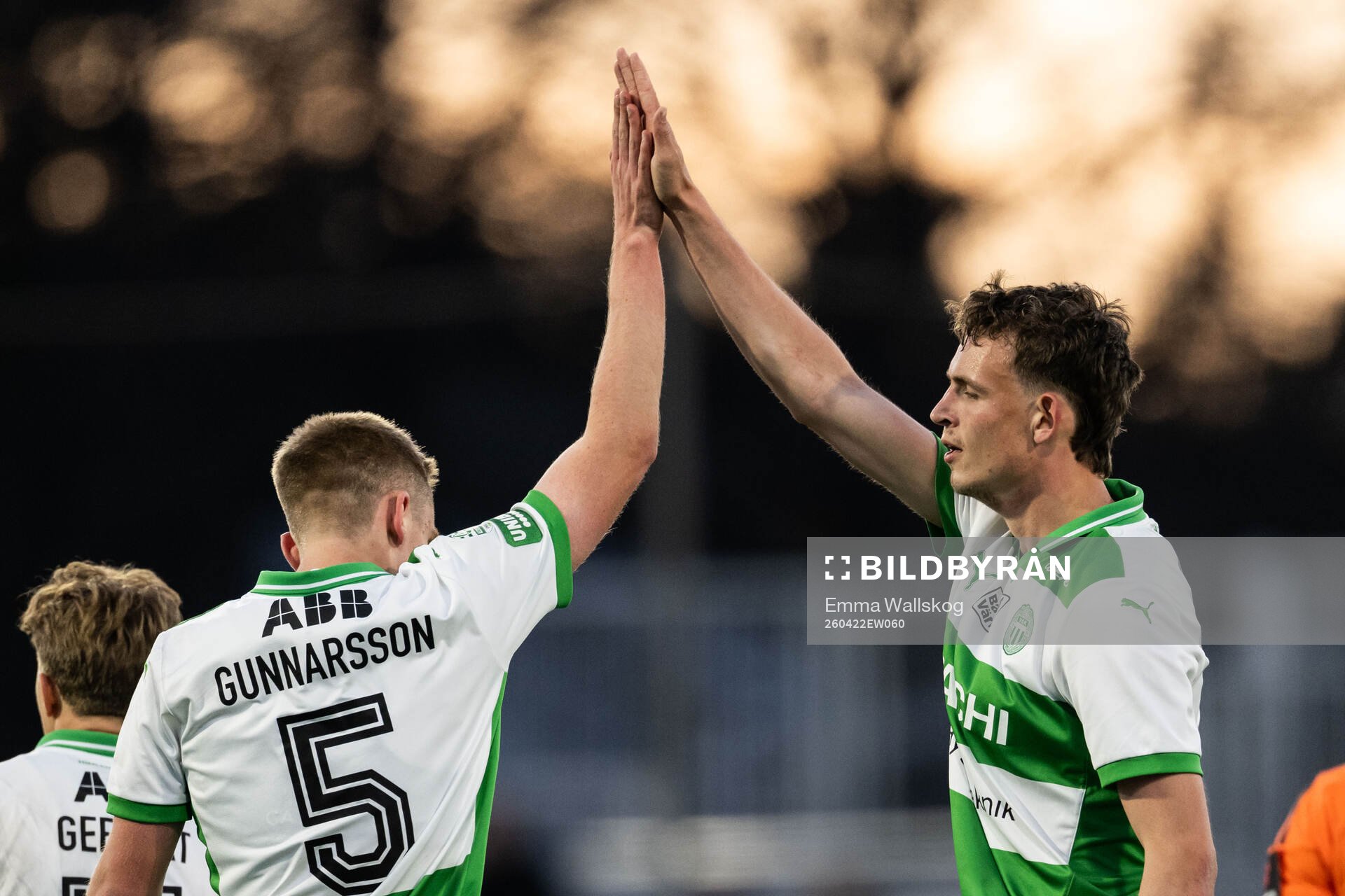 Västerås Mikkel Ladefoged jublar med Karl Gunnarsson